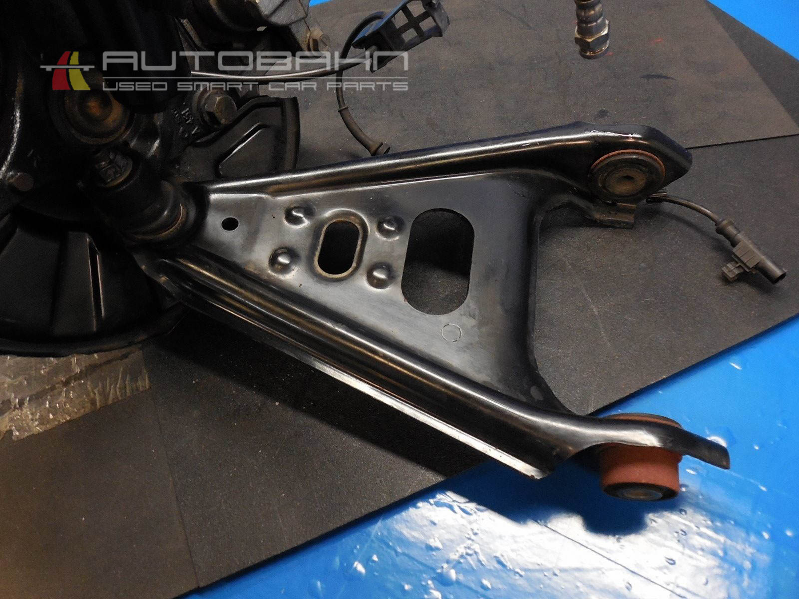 Fortwo OEM Front Right Control Arm-Spindle-Brake-Strut-Spring Assembly 02.jpg