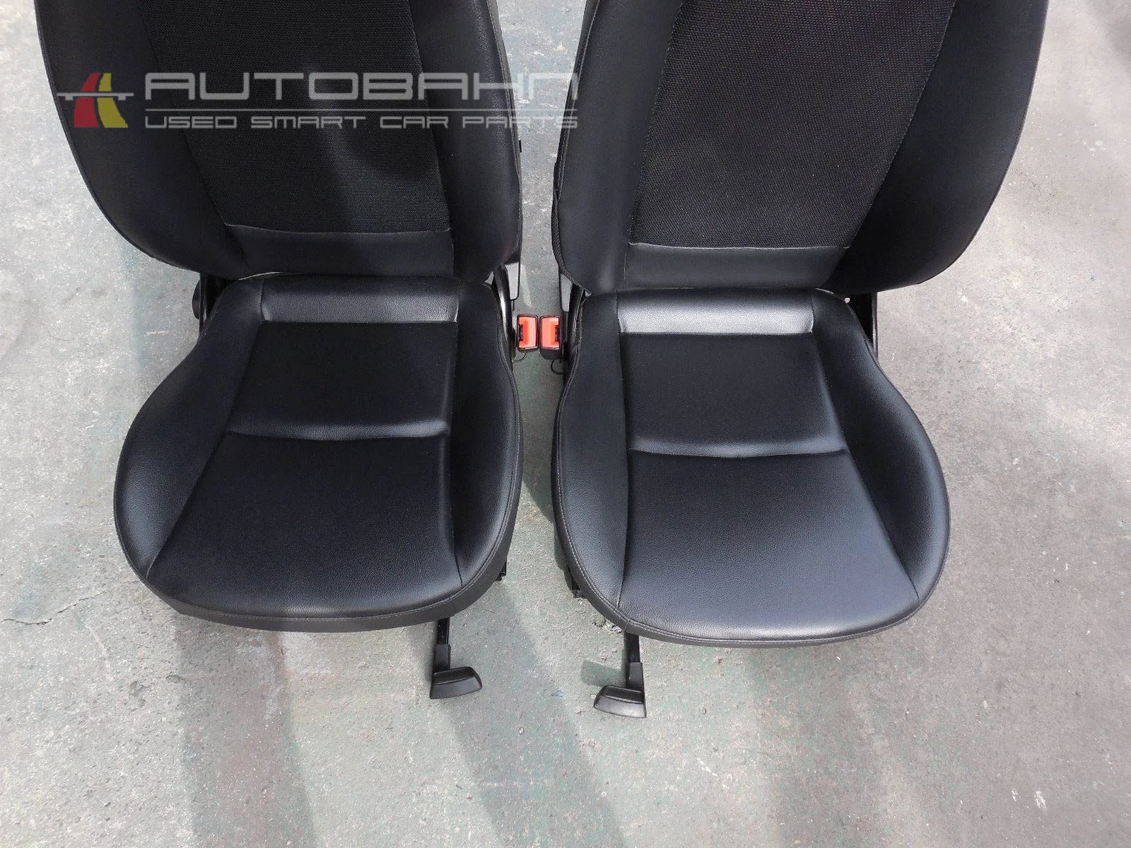 Fortwo Passion Pure OEM Pair of Left & Right Seats Black Vinyl & Mesh 02.jpg