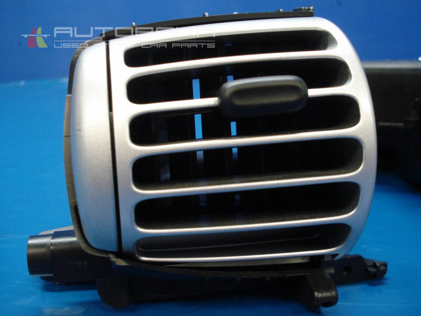 ForTwo Passion Pure OEM Center Dash Vents 07.jpg