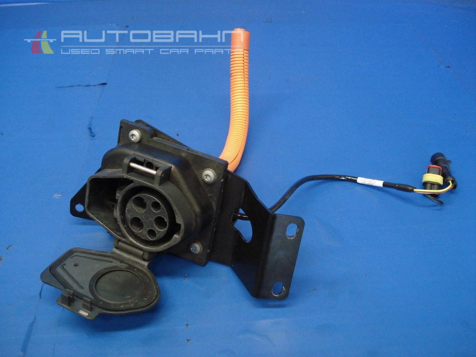 Fortwo OEM J1772 Vehicle Side Charging Inlet Assembly + Bracket 01.jpg
