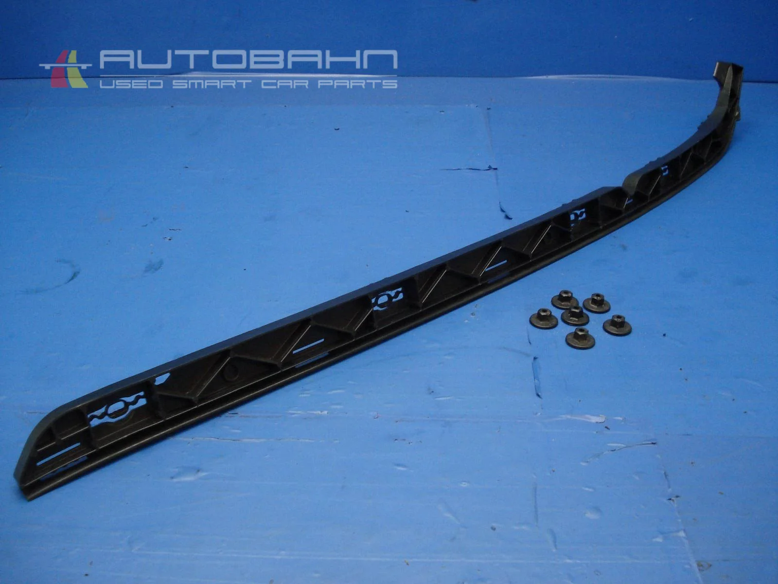 Fortwo OEM Right Rear Fender Mounting Bracket 01.jpg