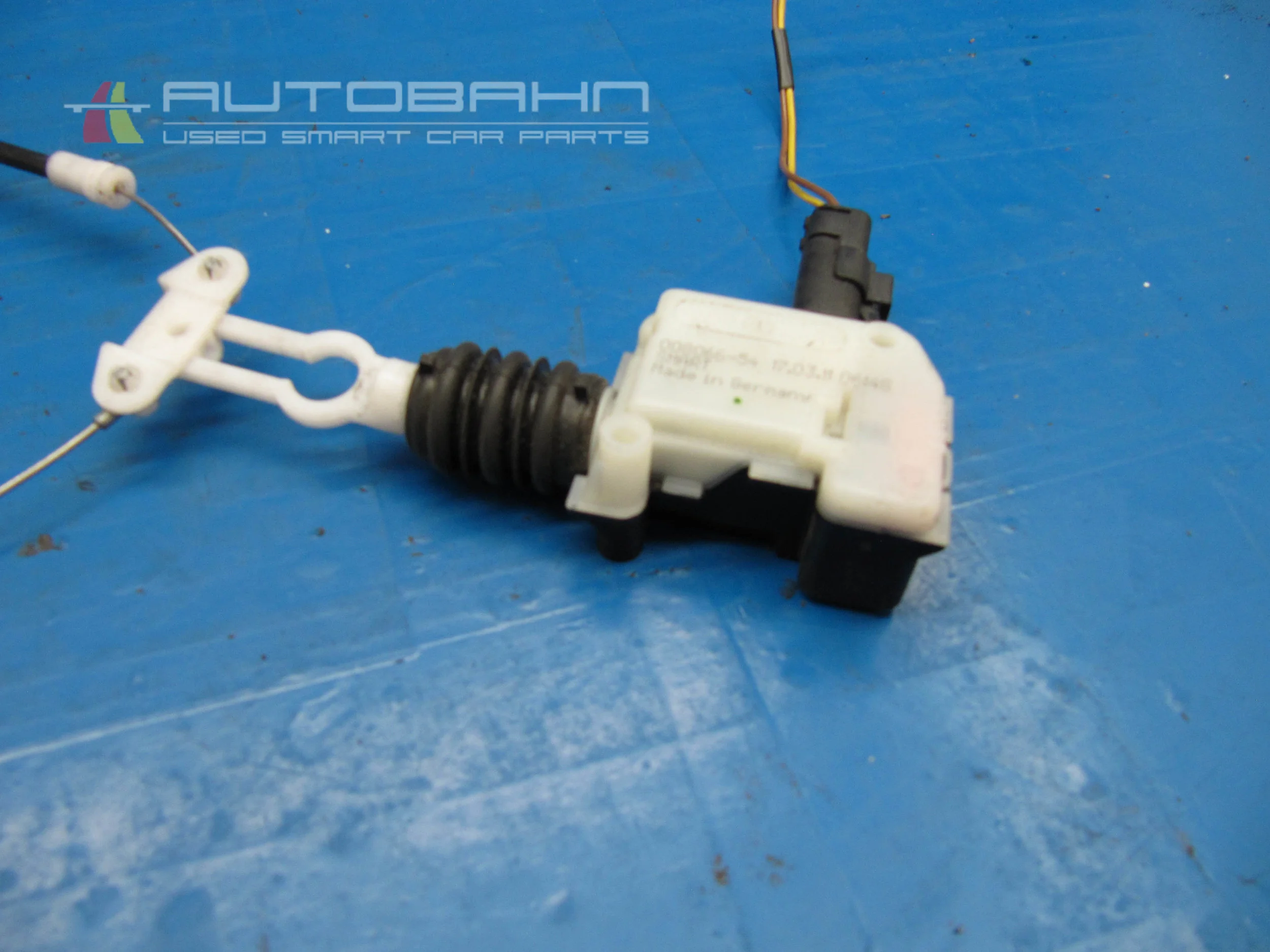 Fortwo Passion Rear Tailgate release Soloniod With Cables 02.jpg