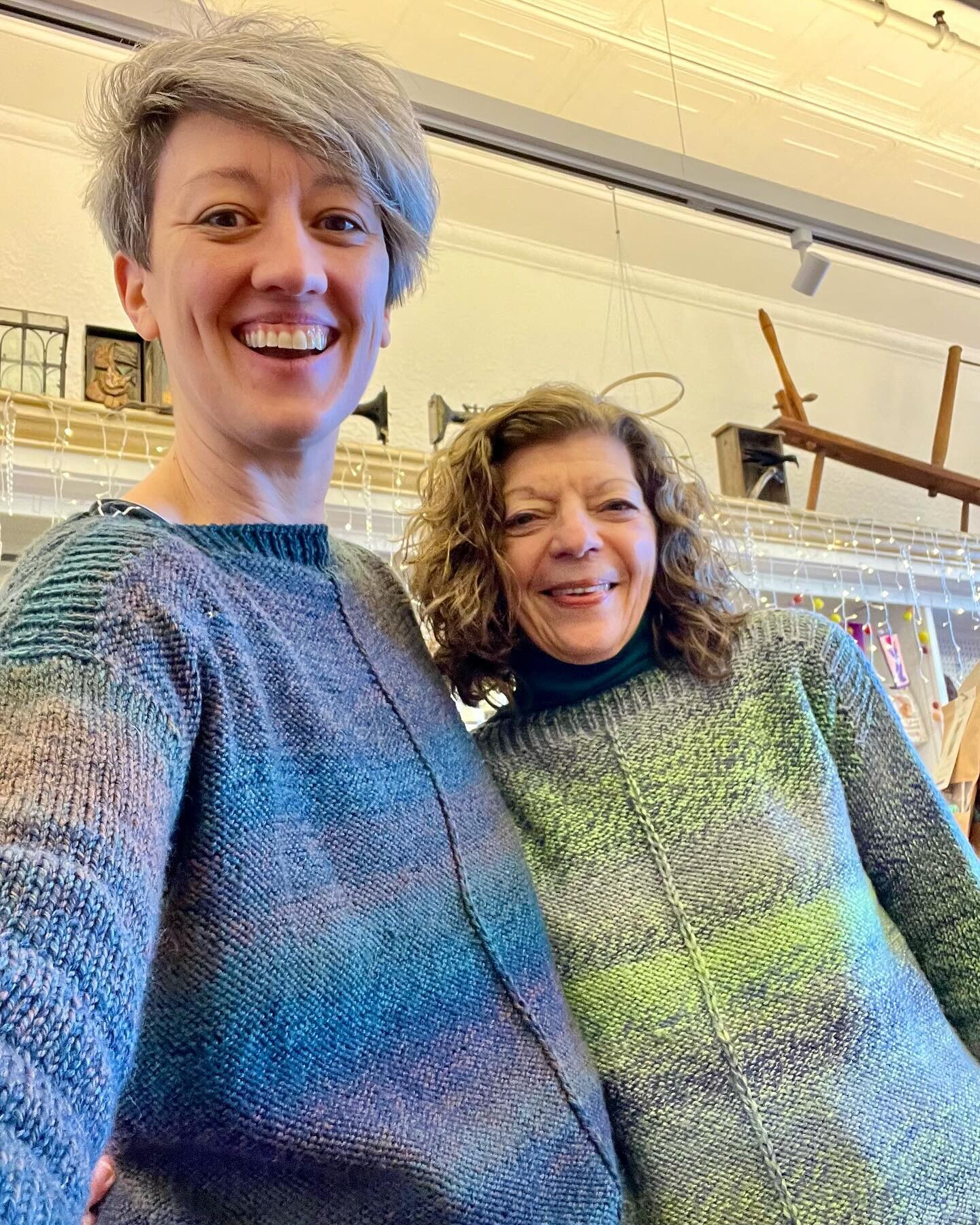 Gail and I were twins today in matching Weekender sweaters! We both used 220 superwash wave from @cascadeyarns.