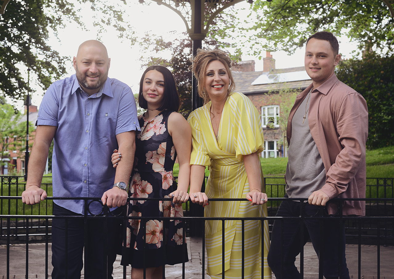 family-big-portrait-photography-lifestyle-outdoor-rochdale_09.jpg