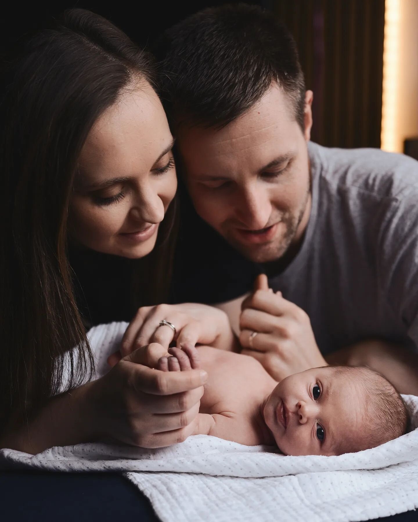 It was a pleasure to photograph this tiny new arrival with her proud parents last week 🩷 thank you for welcoming me into your baby bubble. Newborn sessions at home are extra special, you're comfortable and you have everything you &amp; baby need. I 