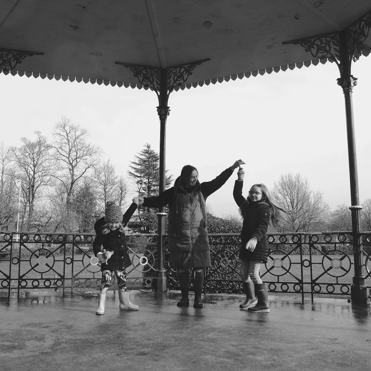 Dancing in the bandstand 🖤 #mothersdayminis