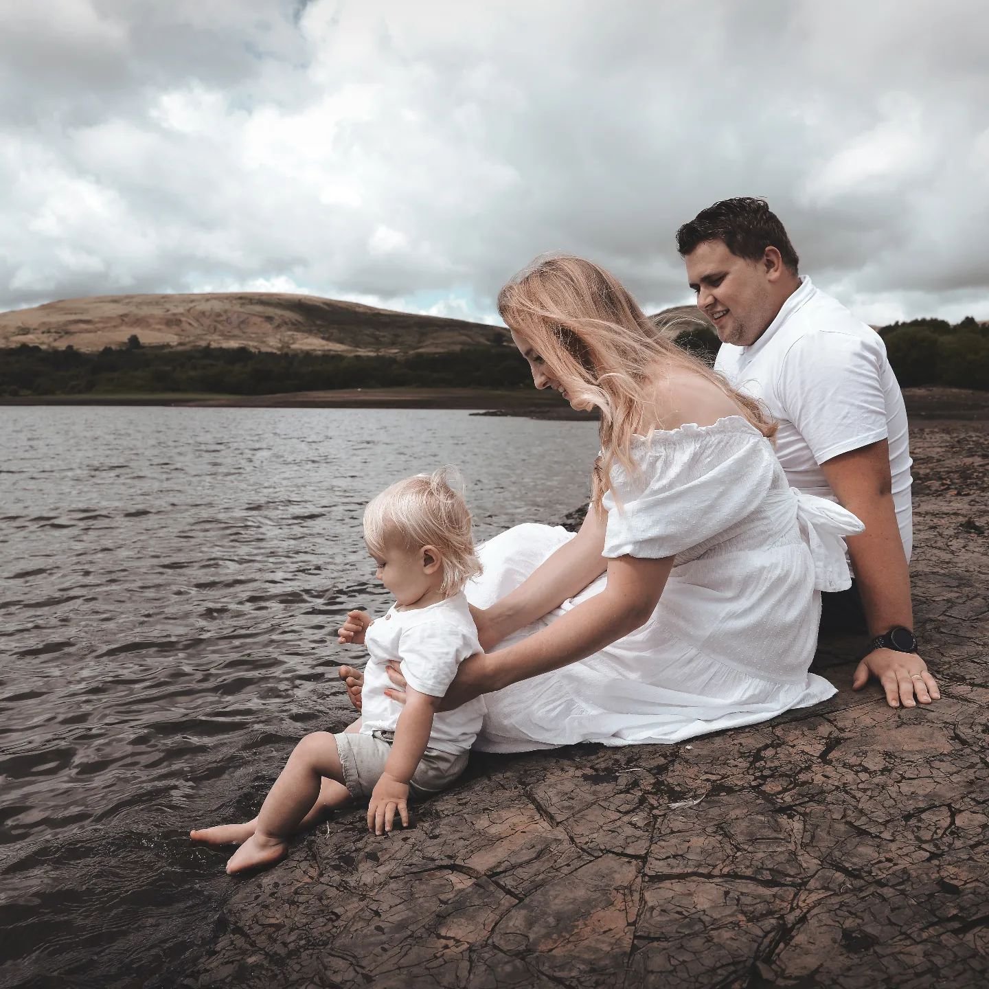There are still spaces left for my Spring Minis! We'll be down by the water at Watergrove Reservoir on Sunday 5th May. It's such a beautiful location all you have to do is rock up with your family for 15 mins of fun and you'll have gorgeous photos to