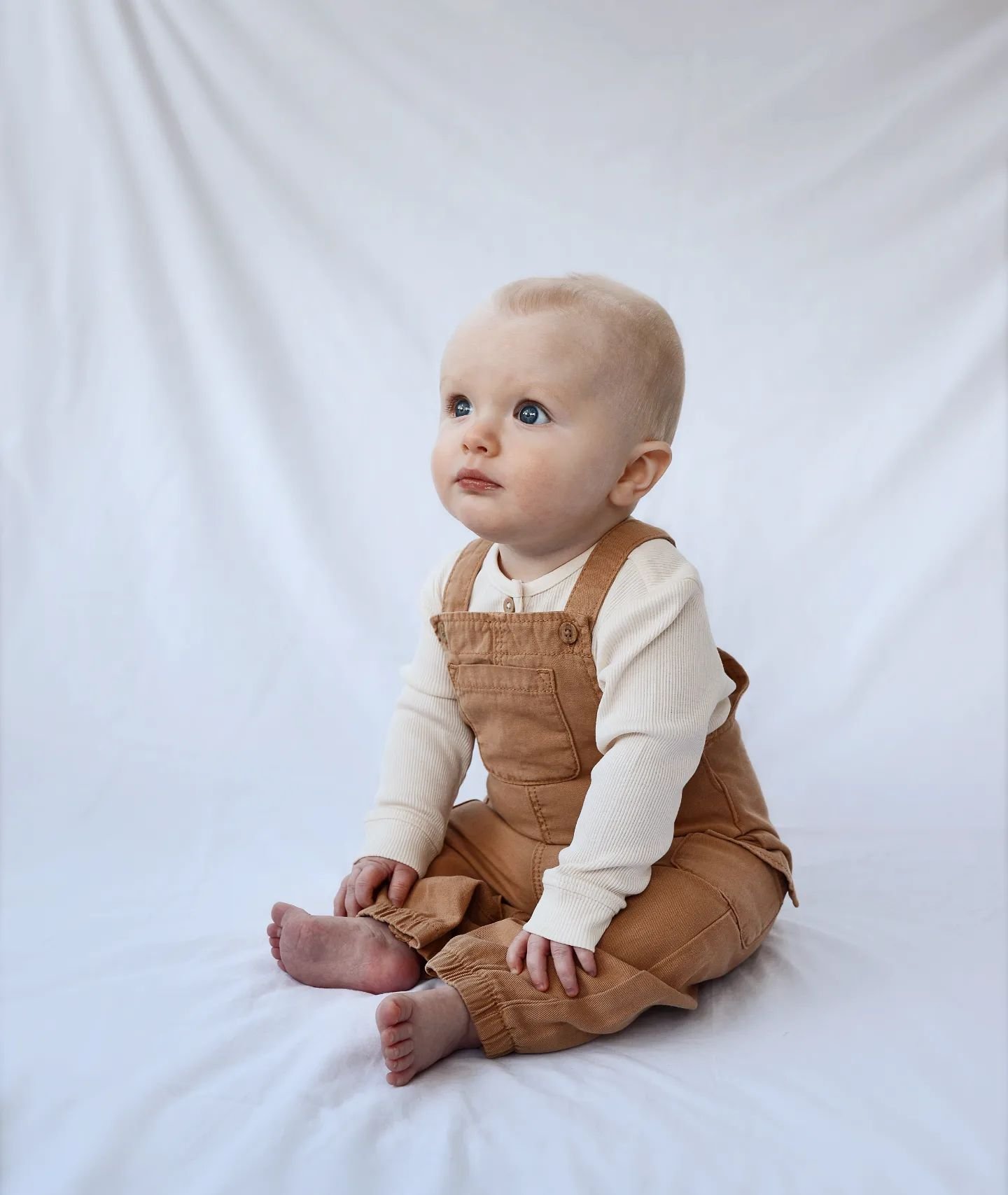 I had a sitter session with my little Kasper, who's now 7 months old, can you believe! We used a white sheet and natural light at home. 
.
My usually very smiley boy was only giving me his serious model face 😂 those blue eyes and that bit of blonde 