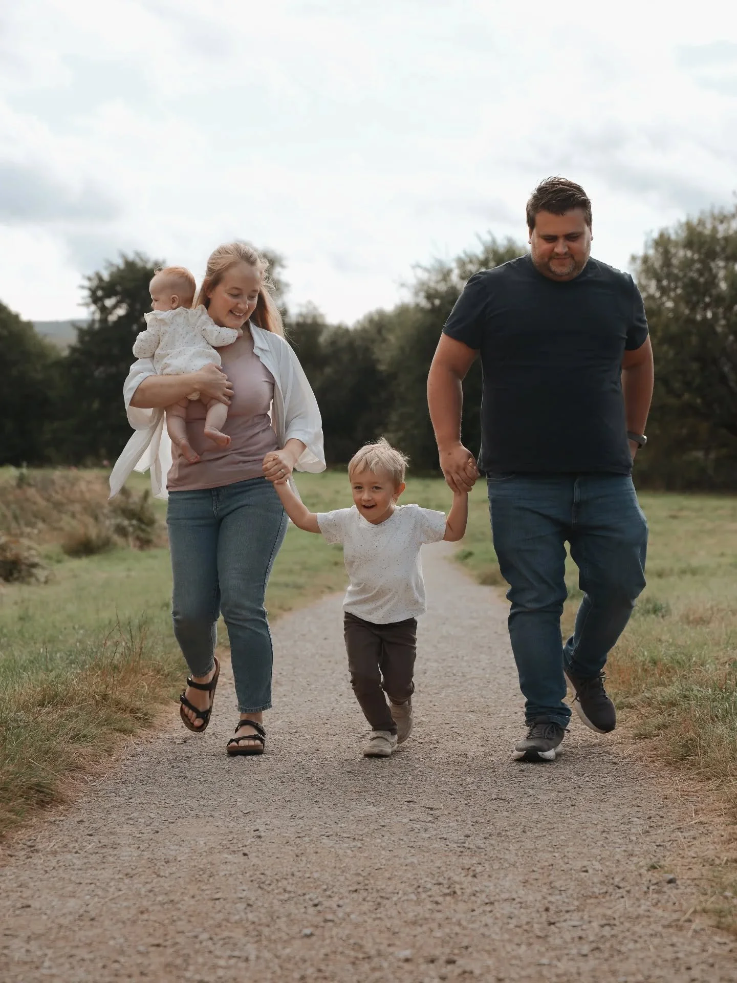 Next up for Summer Minis....one of my absolute fave families to photograph (but I may be biased as we are actually related 😆)
.
Capturing all the joy and love for them at this special time, just before H starts school 🩵
.
#lifestylesession #thelast