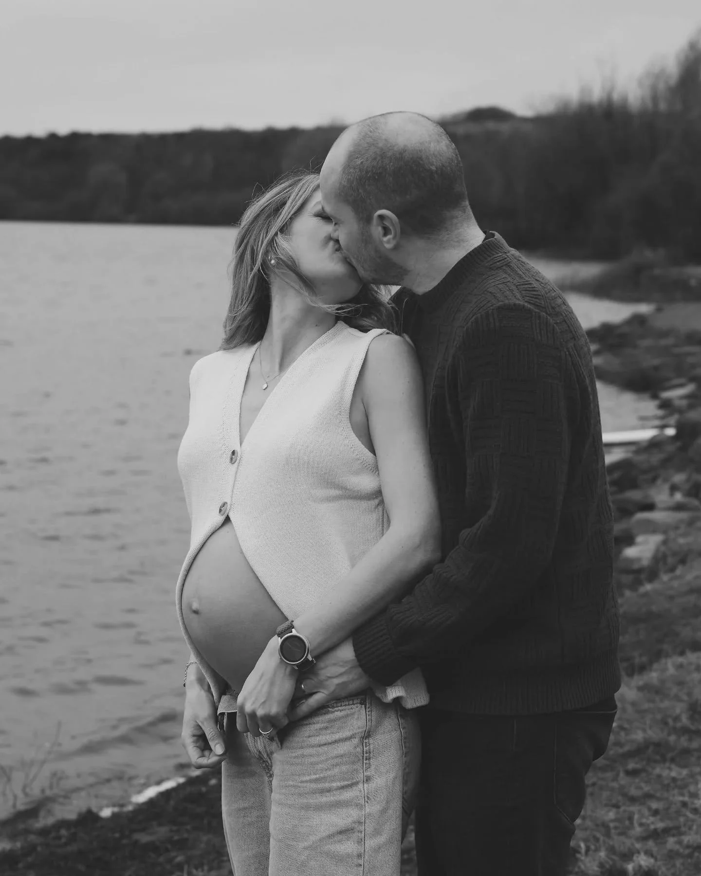 What a pleasure to be back with Lucy &amp; Alex at Watergrove capturing their second pregnancy (in almost identical weather conditions as the first time! 😆) I love to see my families again and again ✨

#watergrovereservoir #photographybygwen