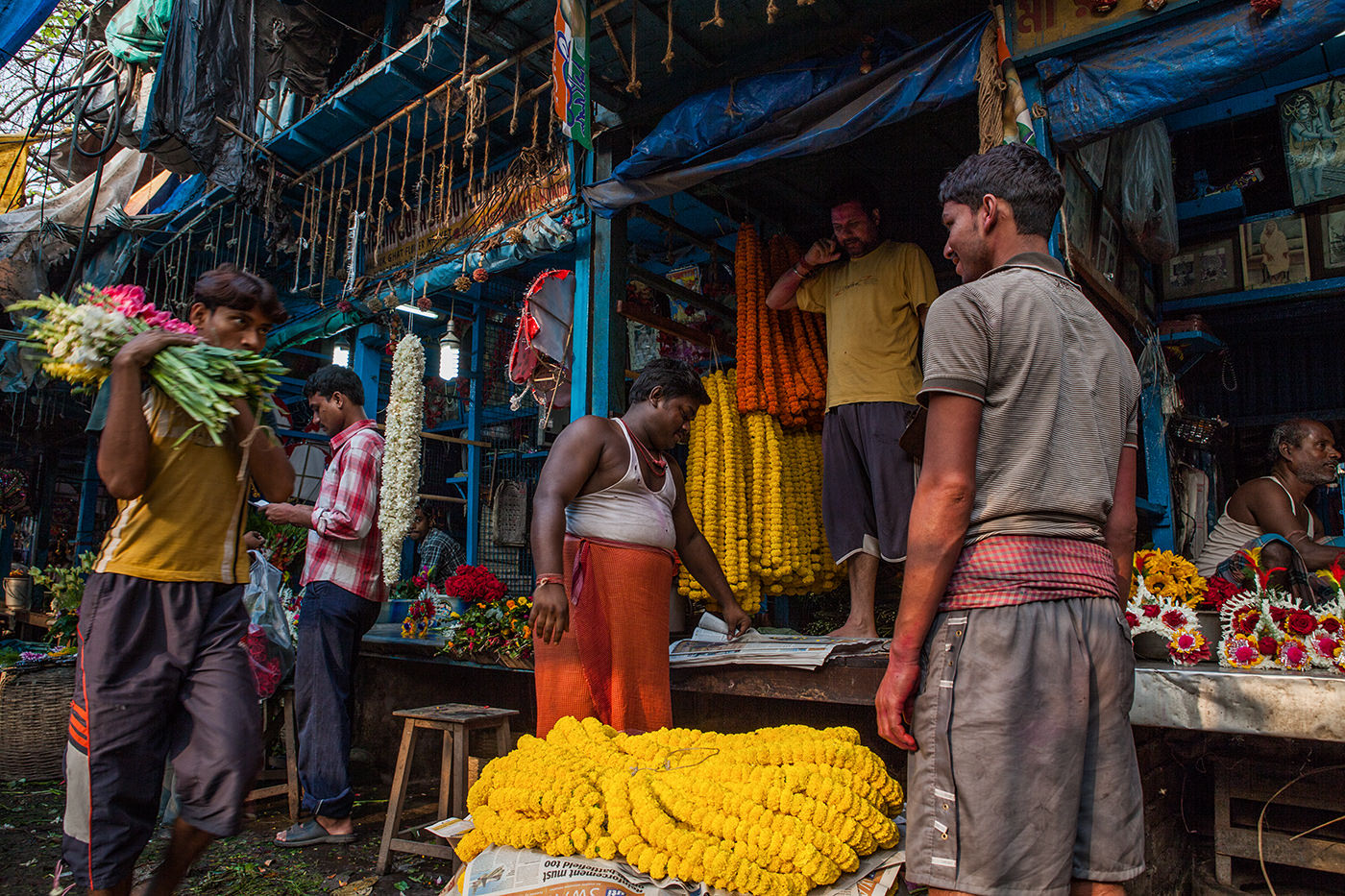 Under the Howrah bridge there is one of the largest flower markets of the whole Asia. Kolkata- India