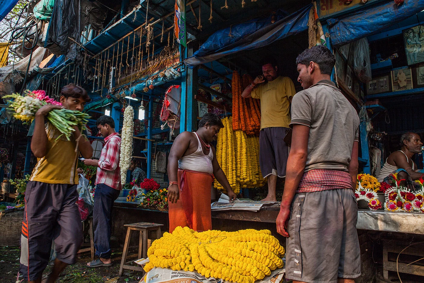 Under the Howrah bridge there is one of the largest flower markets of the whole Asia. Kolkata- India