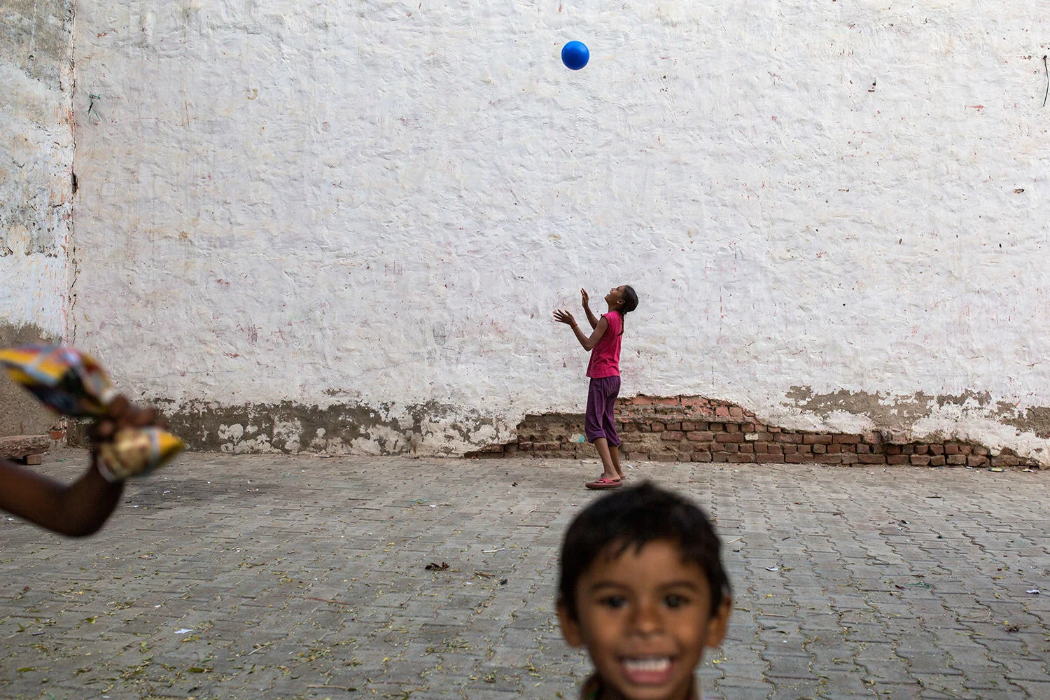 Kids playing along the Agra' streets. Agra- India