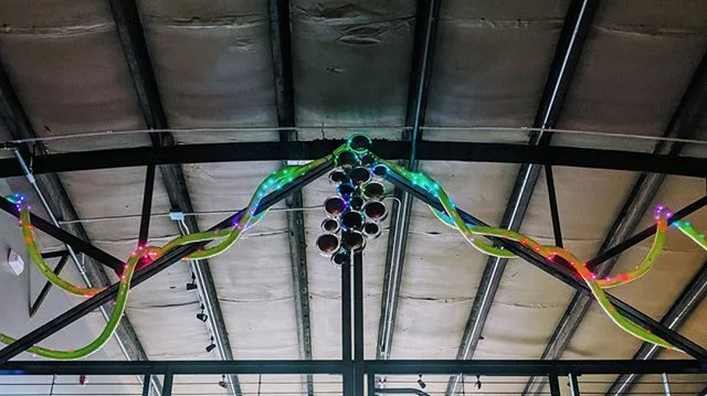 A few more snaps of @codyryandesign ’s #custom #installationart at @curatedsm ’s Saturday night event “Limited Space | Art Week Opening Ceremony” this past weekend. Thank you to all who came to support #local #desmoines #iowa #artists and #makers !
For more photos and videos of my recent and past work, check out: www.codyryandesign.com
#lightart #generativeart #computerart #animationart #eventart #sculpture #pixelblaze #microcontroller #datasplitting