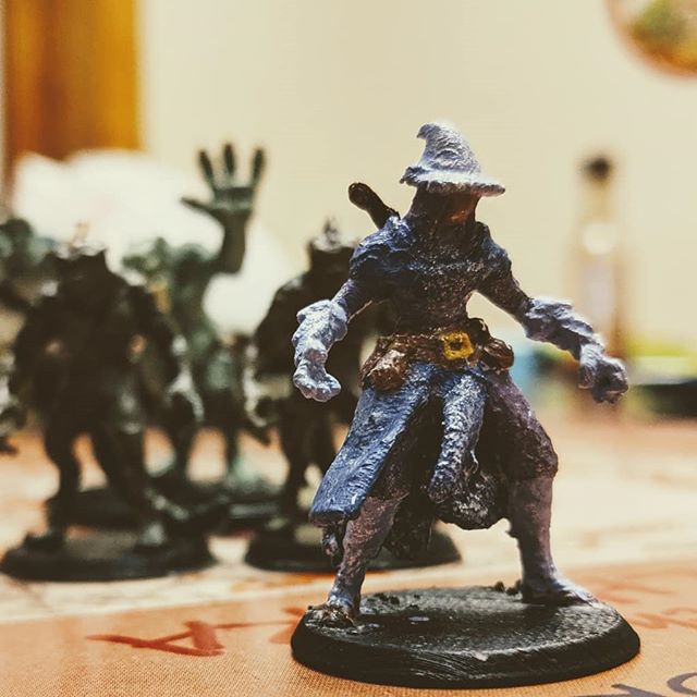 Late night but worth it to #custompaint #dnd #figurines ! 🐉🧙&zwj;♂️ 3D printed characters and tile set by @edmspencerpoole ! 
#dungeonsanddragons #storytelling #art #3dprinting #wizard #painting #dsmdnd