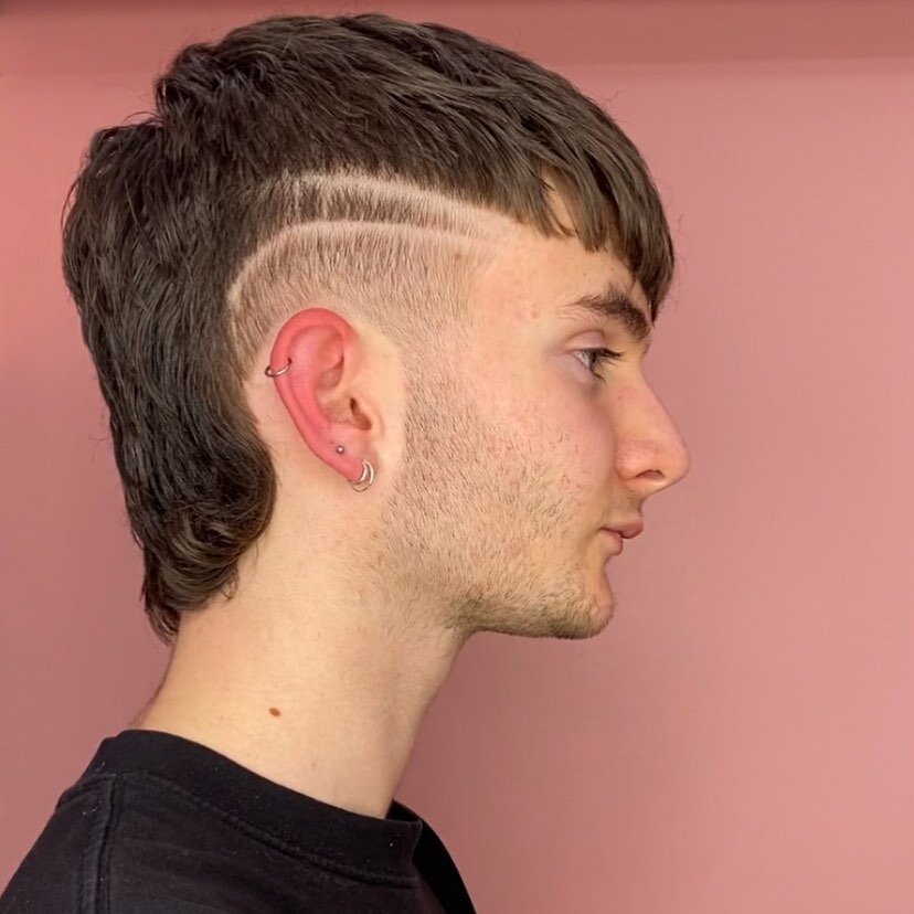 Similar cuts 
Two different Barbers 
.
Pic 1 Hair by Ayshah 
.
Pic 2 Hair by Lena 

Everyone&rsquo;s still loving those mullets but with a more of an edge with a cheeky line 
#lines #mullets #rcnq #curves #tramlineshair