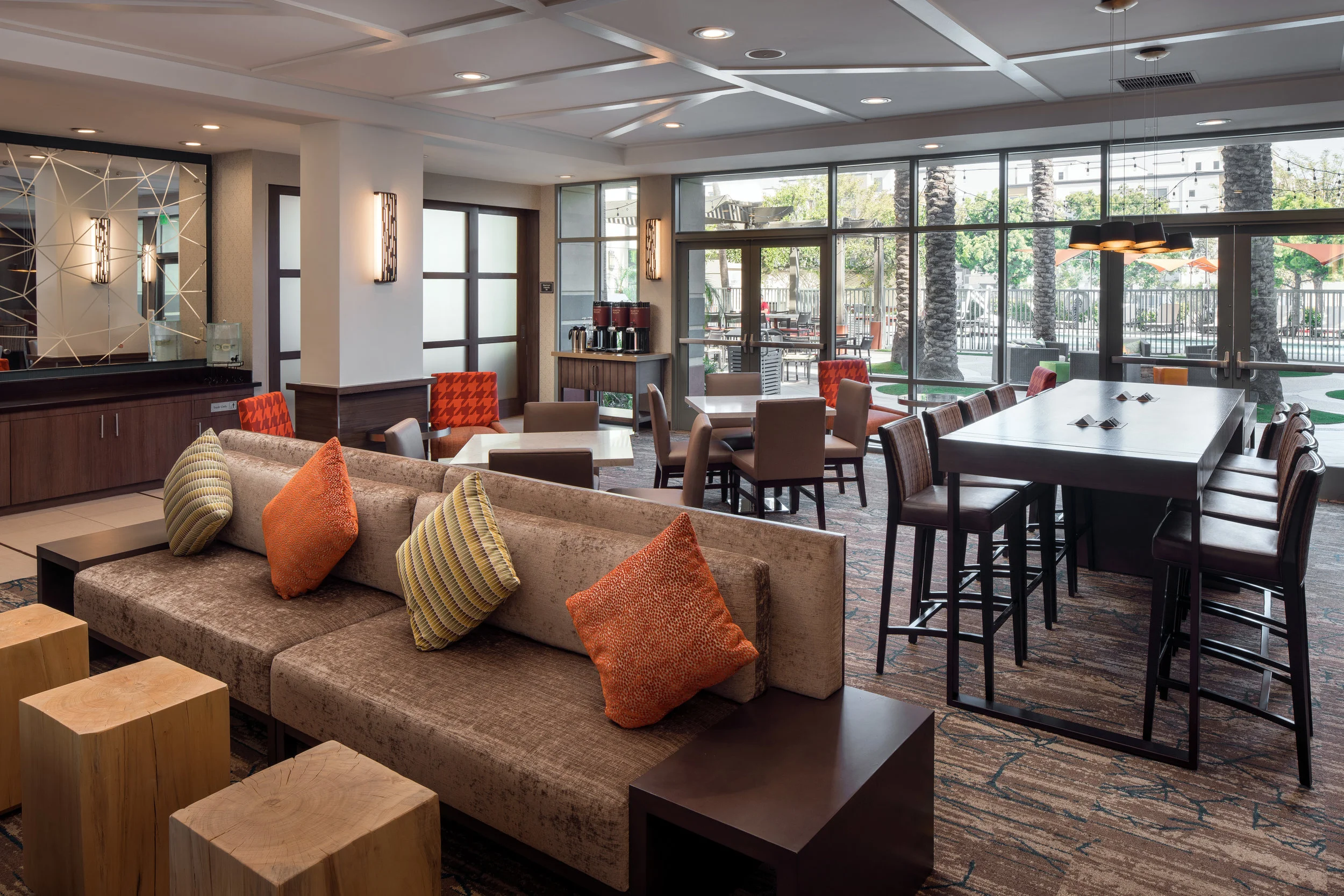  Lounge/Dining Area 