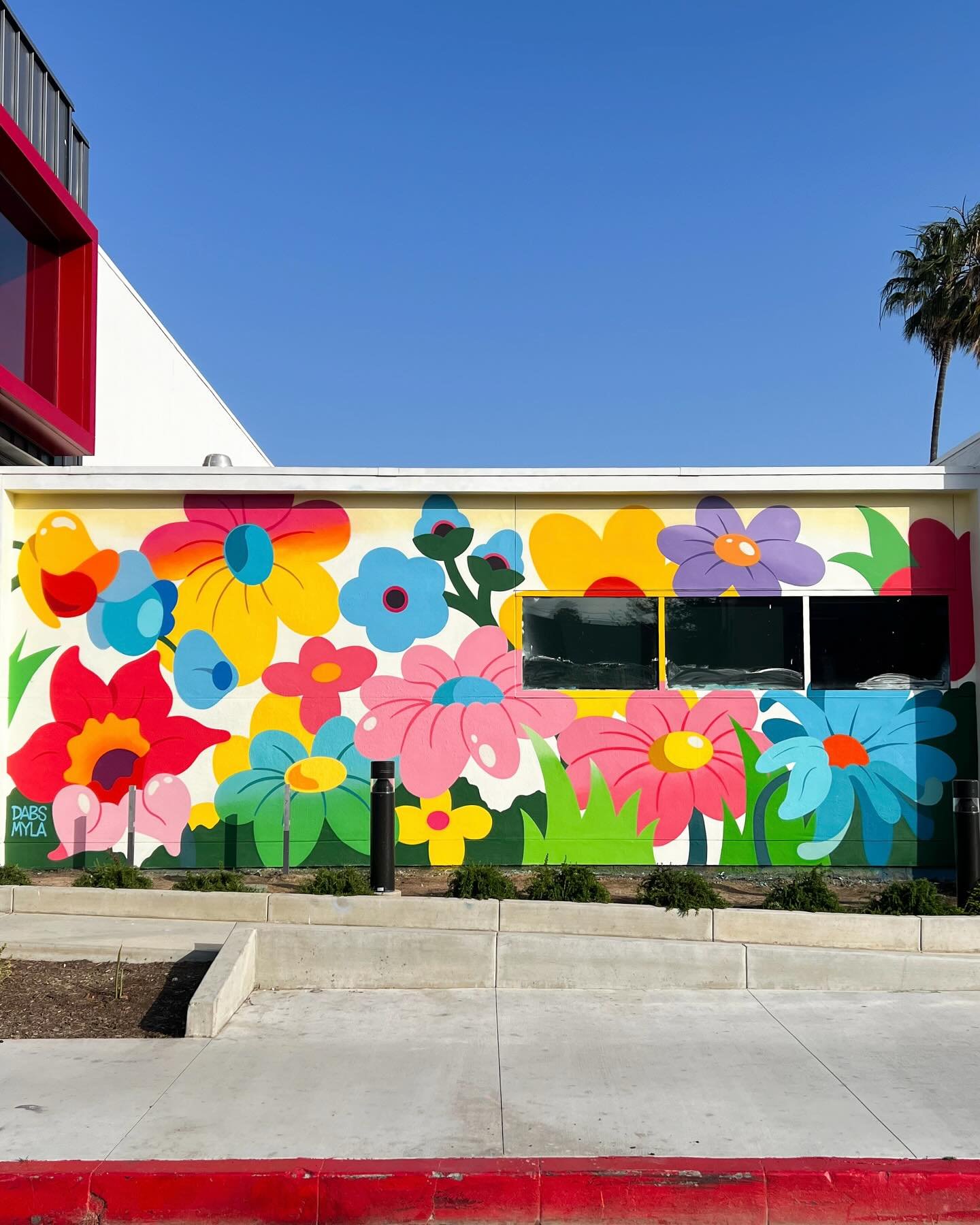New mural for the @venicefamilyclinic 🌼
Such a pleasure to work with this wonderful clinic that provides health care for families and individuals who might otherwise go without the care they need.
Huge thanks to everyone involved at the clinic and T