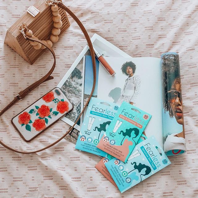 Always keep your essentials with you like @madamandrews does 😉 ⠀
What's in your purse?⠀
&bull;⠀
&bull;⠀
&bull;⠀
#purse #style #styleblogger #lifestyle #lifestyleblogger #essentials #needthis #fashionfixes #fashiontip #styling #fashionneeds #bags #cu