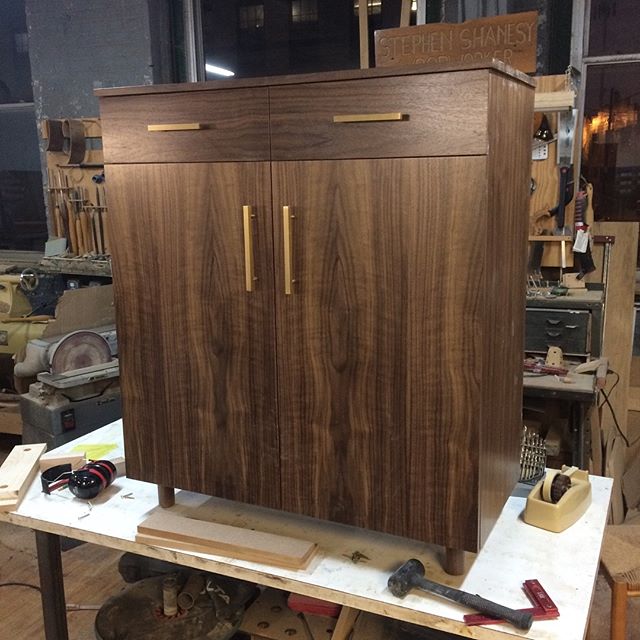 Finishing up for the day with final assembly of this lovely walnut custom cabinet. Client picked these brass pulls which really set it off. Nice way to start the week.
#cincymade #cabinetmaker #woodworking #interior