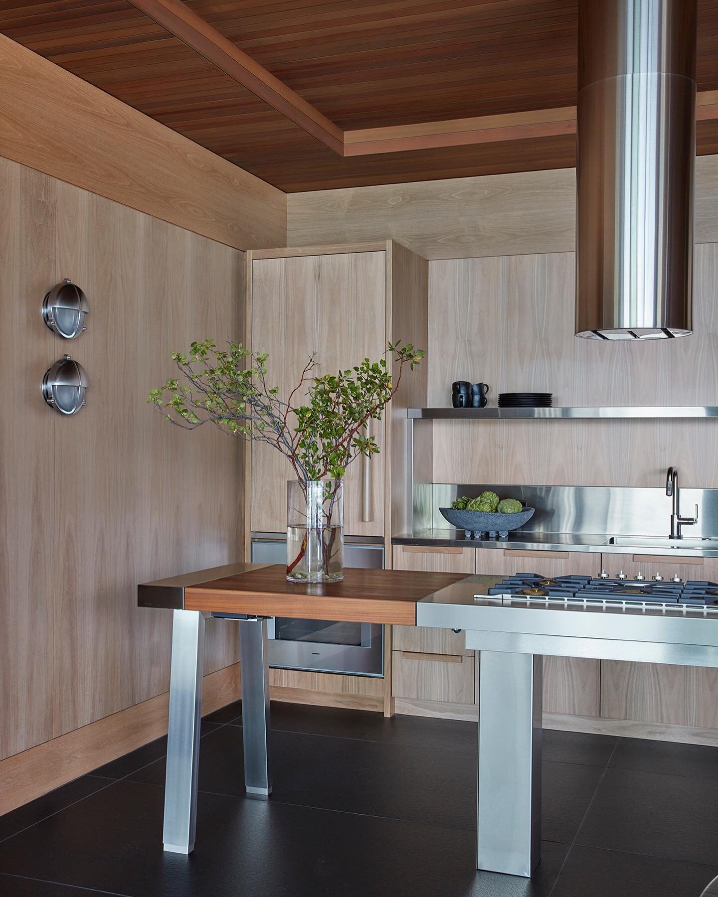 METALWORK
.
Stainless steel details contrast against bleached walnut paneling throughout our Lake Tahoe beach house.
.
📷 @rogerdaviesphotography 
.
#stainlesssteel #laketahoe #inclinevillage #nevada #lakelife #waterfront #interiordesign #interiorarc