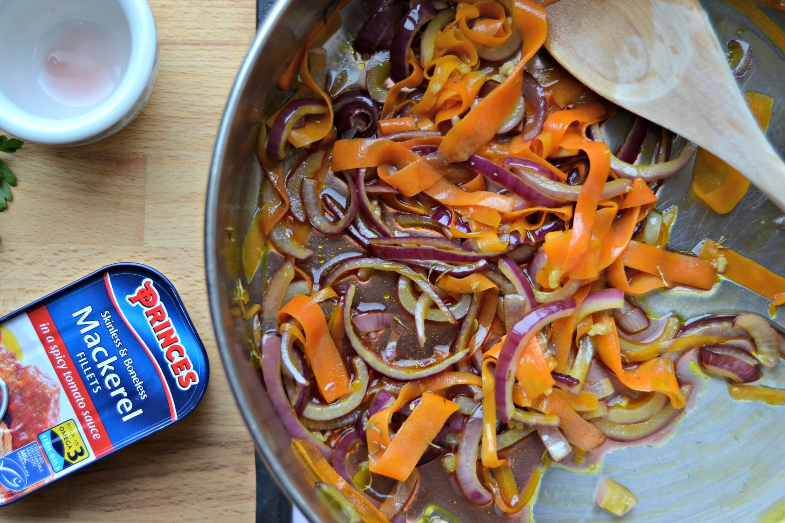 4. Add the red wine vinegar and stir well. Turn the heat up until it bubbles, then immediately turn the heat back down.