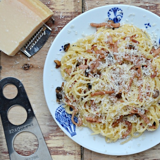 Easy Bacon &amp; Mushroom Carbonara Pasta {Made Without Cream} — Gourmet Mum
