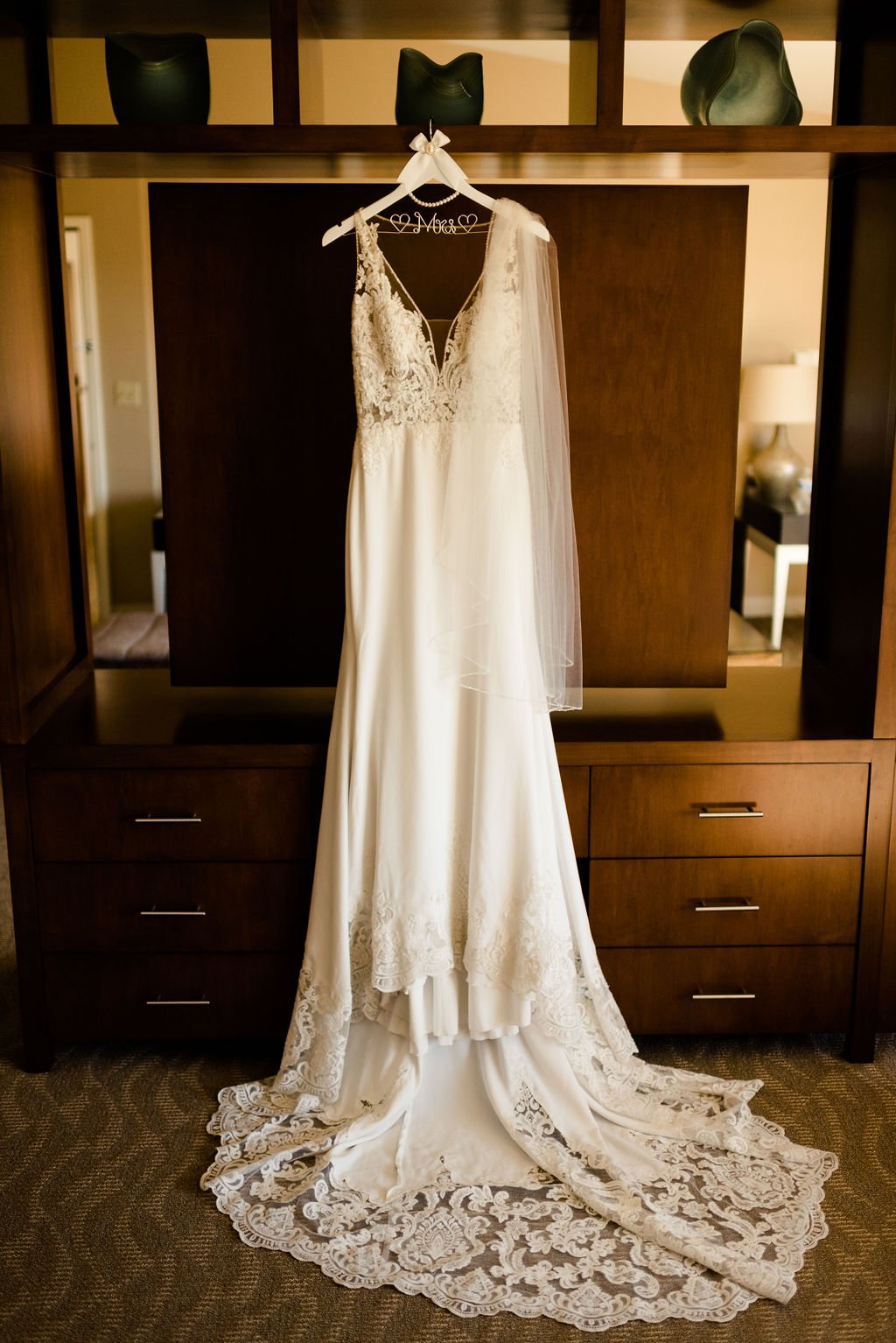 Alex_and_Tess_Wedding_BrideGettingReady-29.jpg