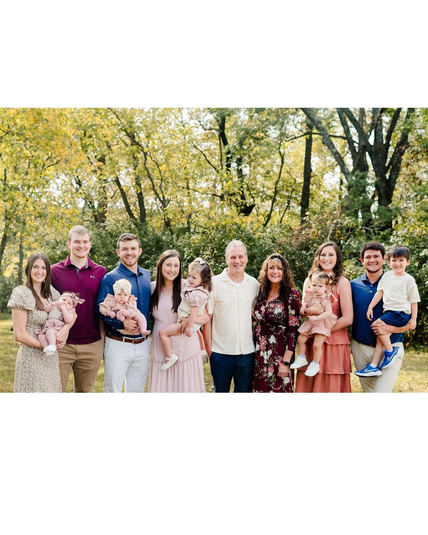 🍂 First fall foliage sighted 😍 swipe to the end to see my favorite pic to take at these extended family sessions. &hearts;️ #kcfamilyphotography #kcfamily #extendedfamilyphotos #libertymophotographer