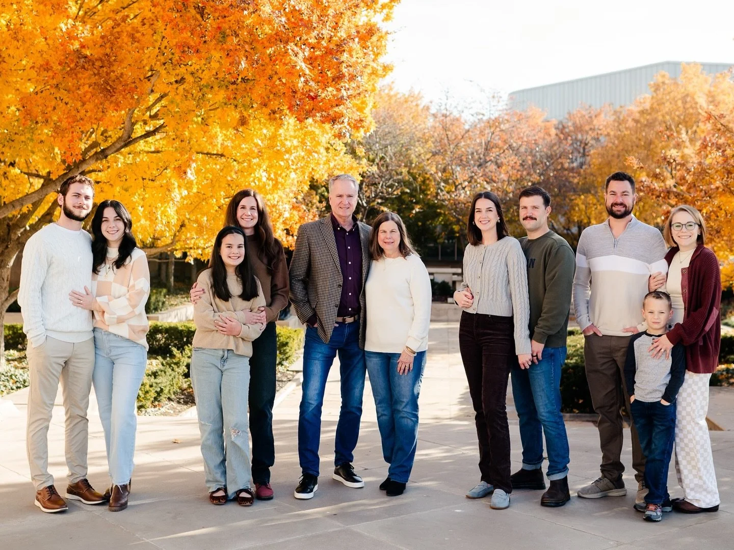 Another extended family session before the holidays. 🍁 I love documenting cousins with grandparents, adult siblings reunited, and all the other fun combos that go with having the whole family together. 😍 #extendedfamilyphotos #kcphotographer #kcfam