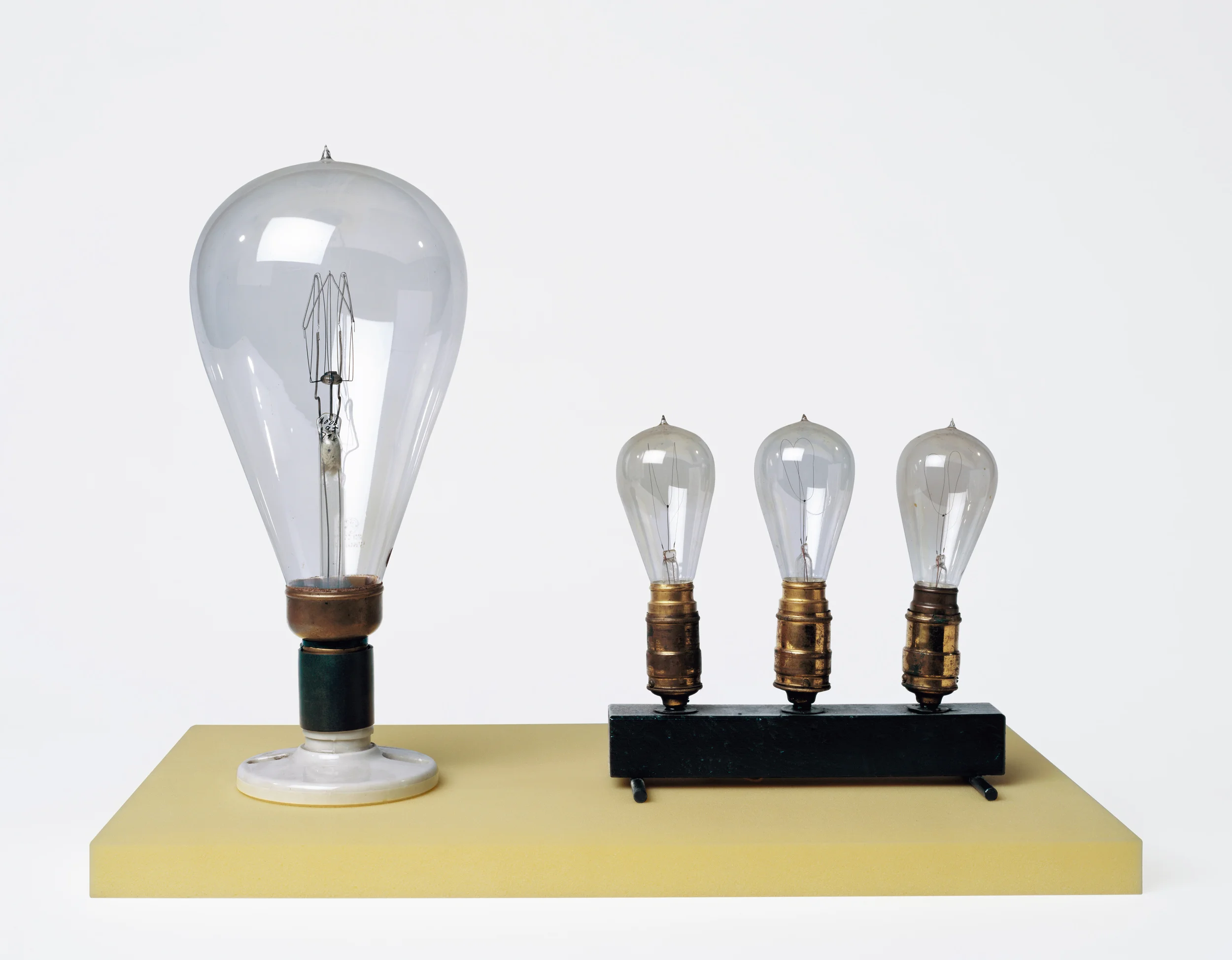 A Narrative History of the Light Bulb