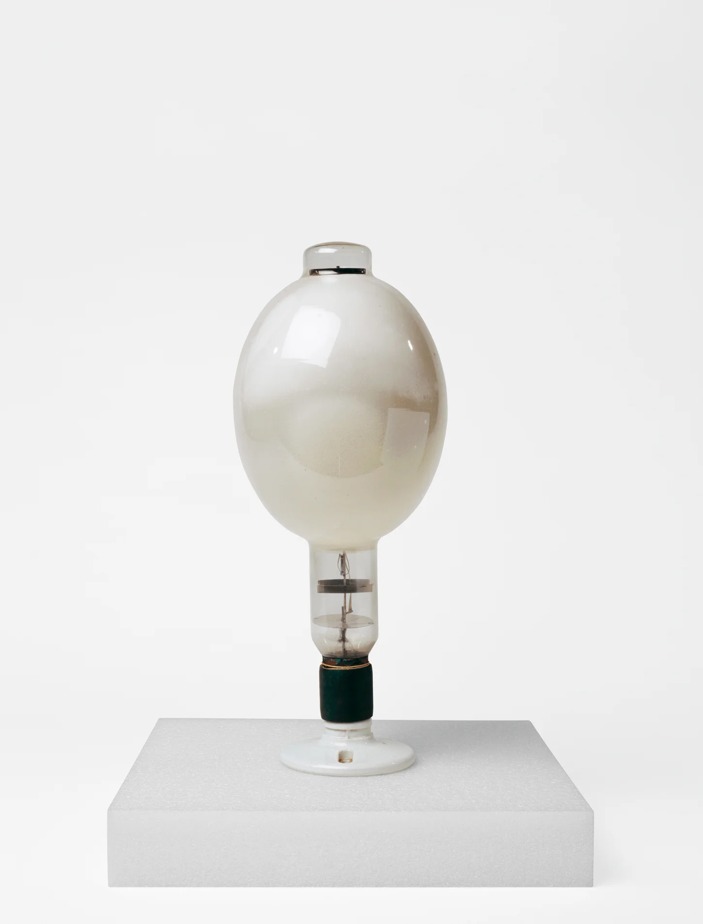 A Narrative History of the Light Bulb