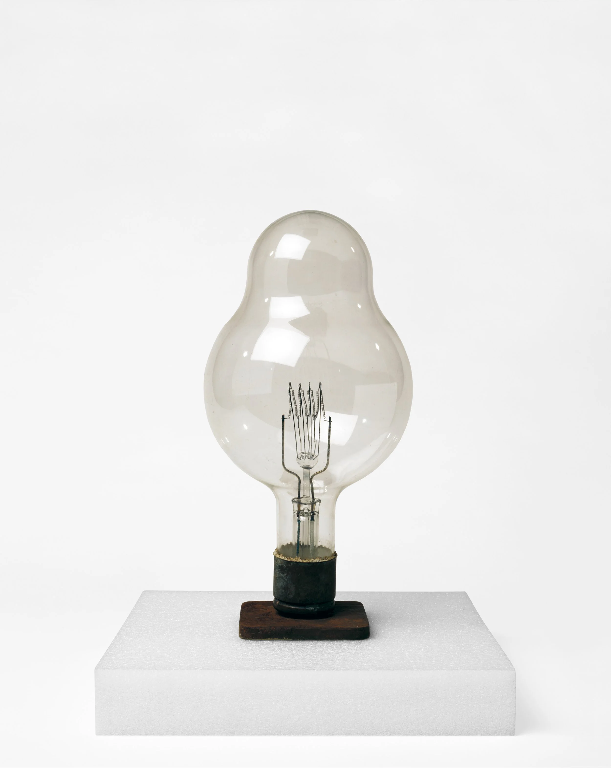 A Narrative History of the Light Bulb