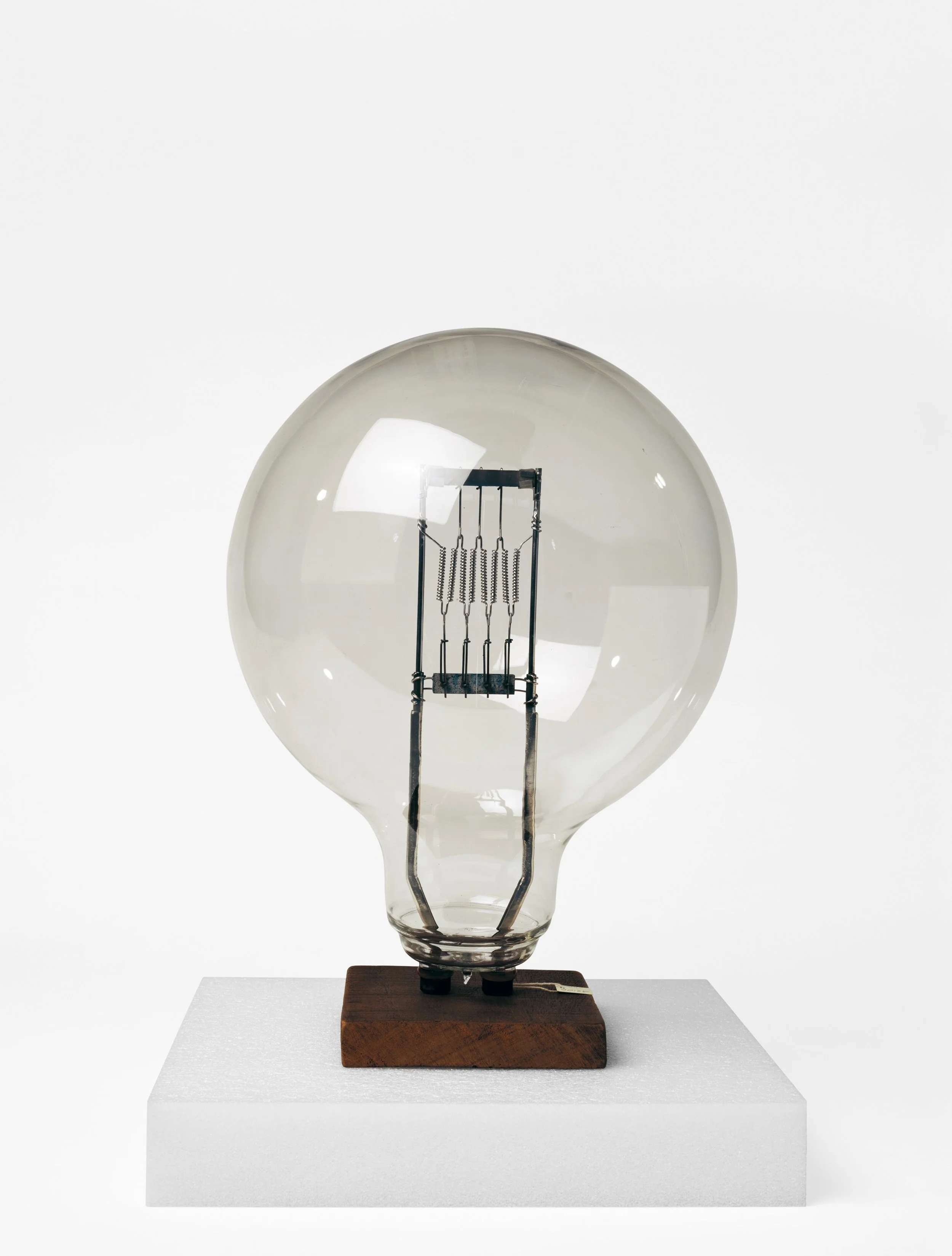 A Narrative History of the Light Bulb