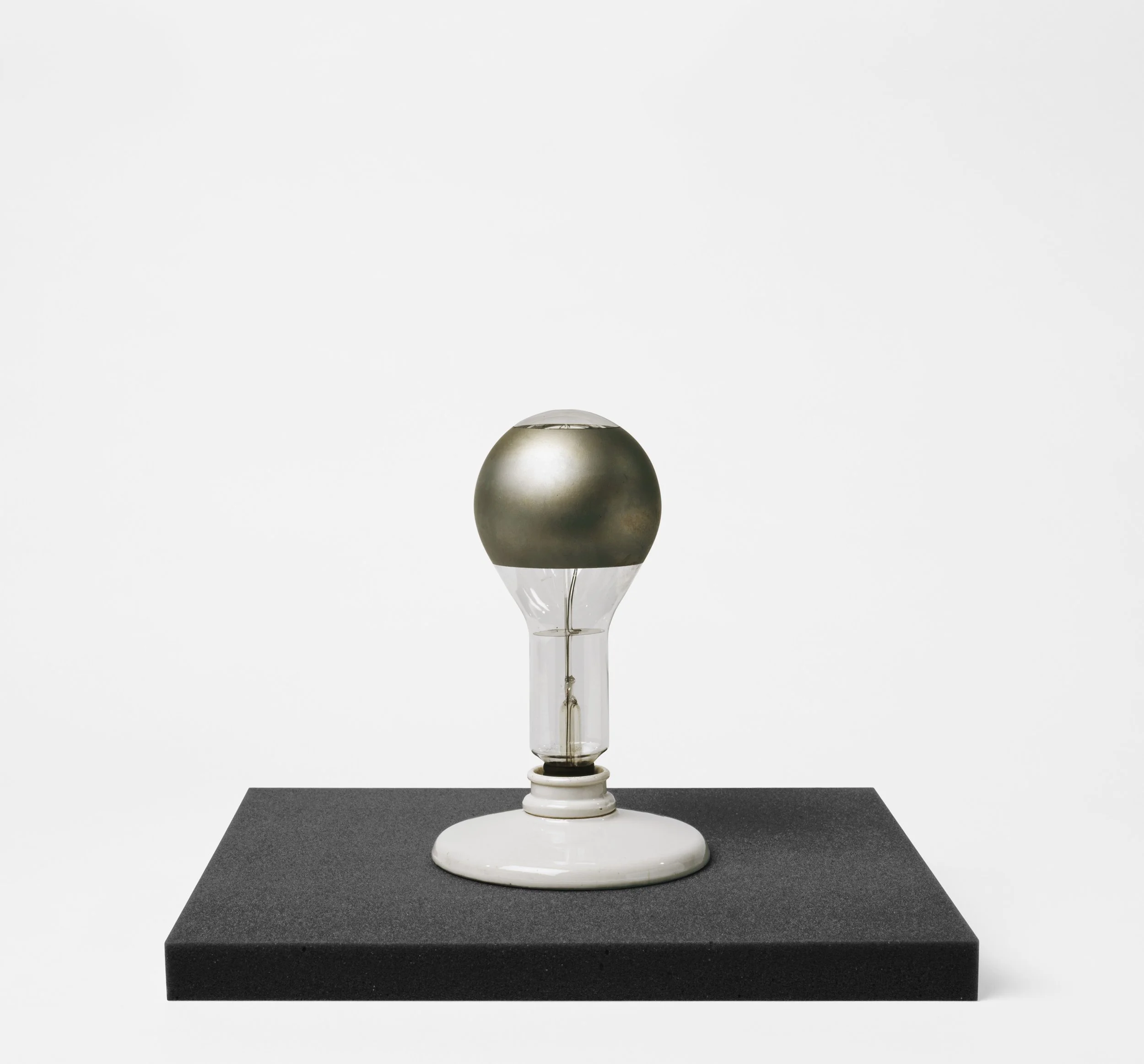 A Narrative History of the Light Bulb