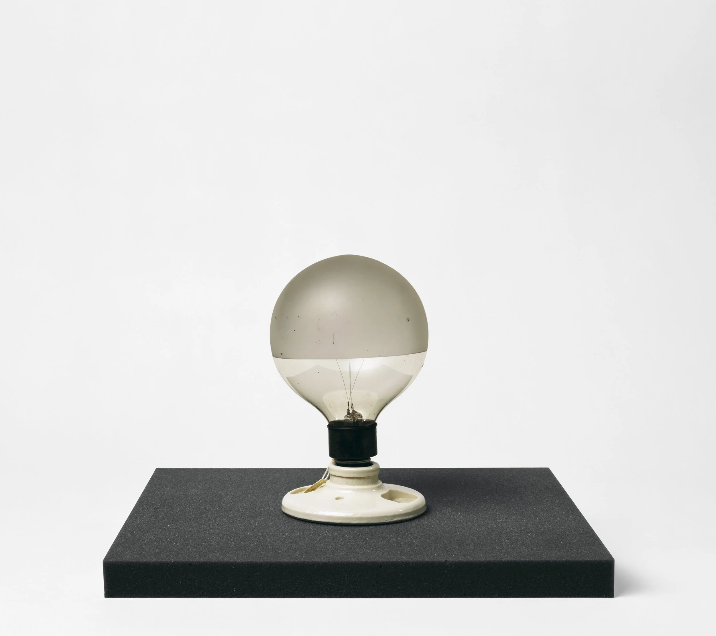 A Narrative History of the Light Bulb