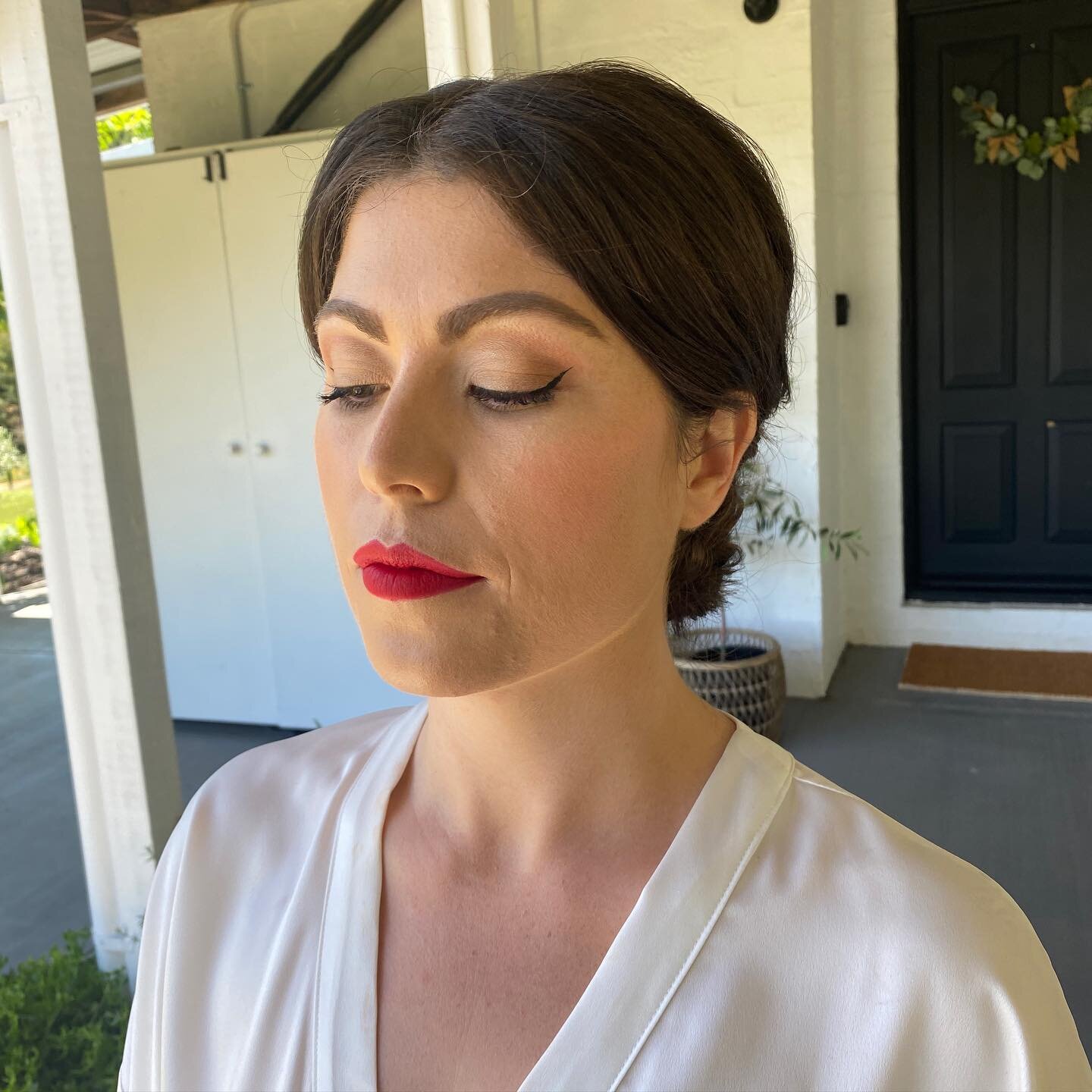 How stunning is this look on Bek for her wedding on 23 Dec? For all my brides I use the Kiehls ultra facial cream moisturiser as their base before primer and foundation. Love this look. ❤️❤️

#kiehlsloveau #kiehlsessentials #gifted #kiehlsAUcompetiti