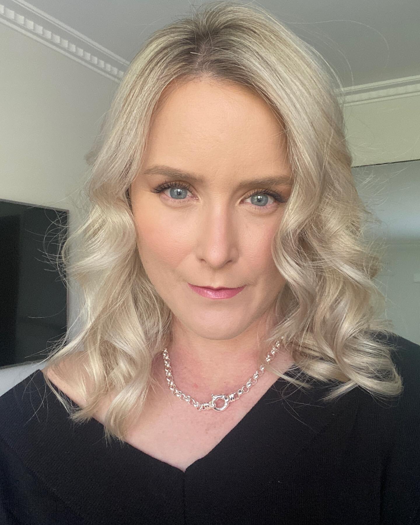 Kept my look simple this new years 
By applying:
- Double wear foundation by @esteelauder 
- Concealer by @narsissist 
- Powder to set by @benefitaustralia 
- Eyeshadow and eyeliner by @toofaced Nudes palette
- Lips, used an @narsissist lip crayon in