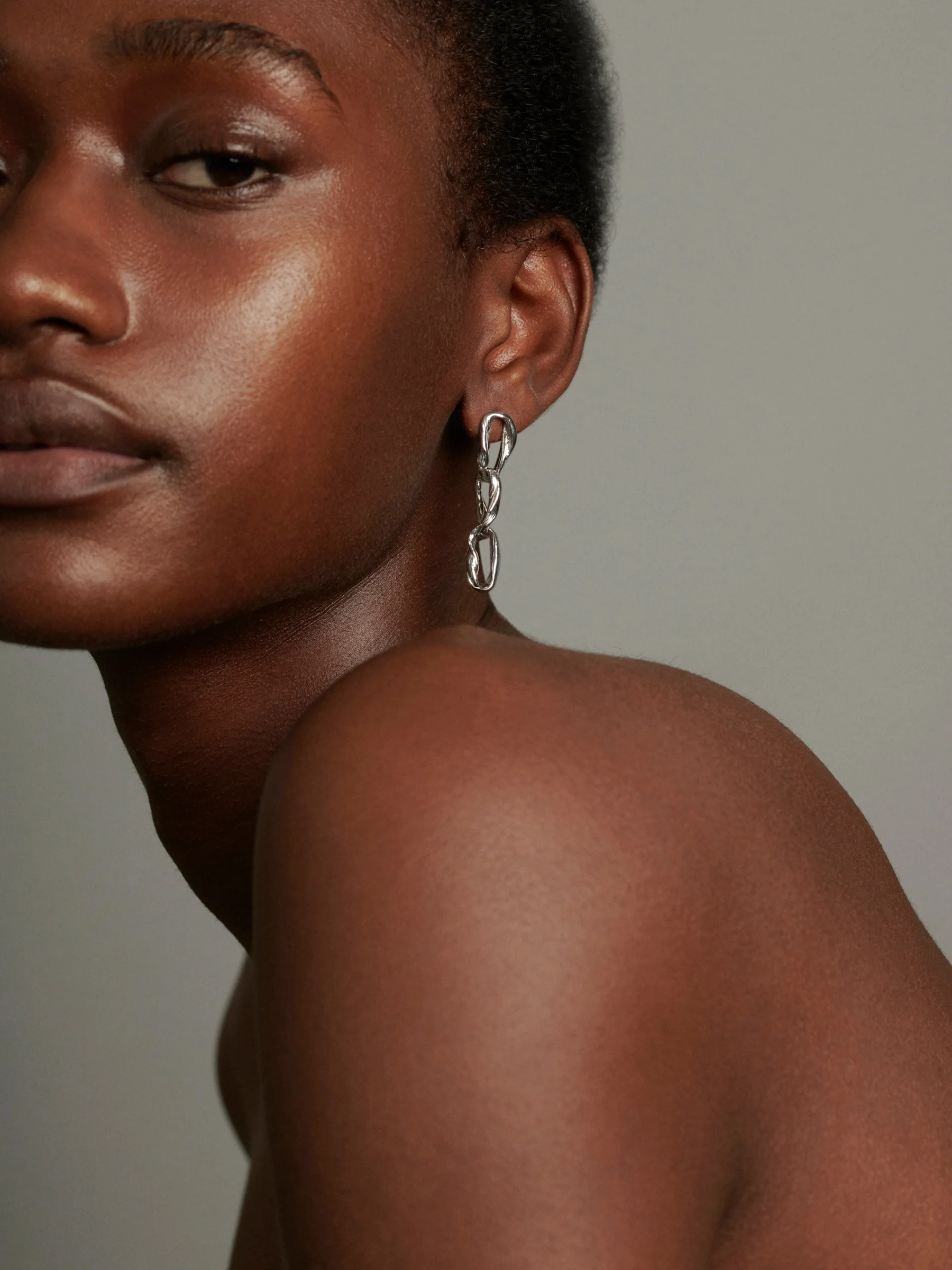 ONMODEL2+-bond+earrings+-+agathe.jpg