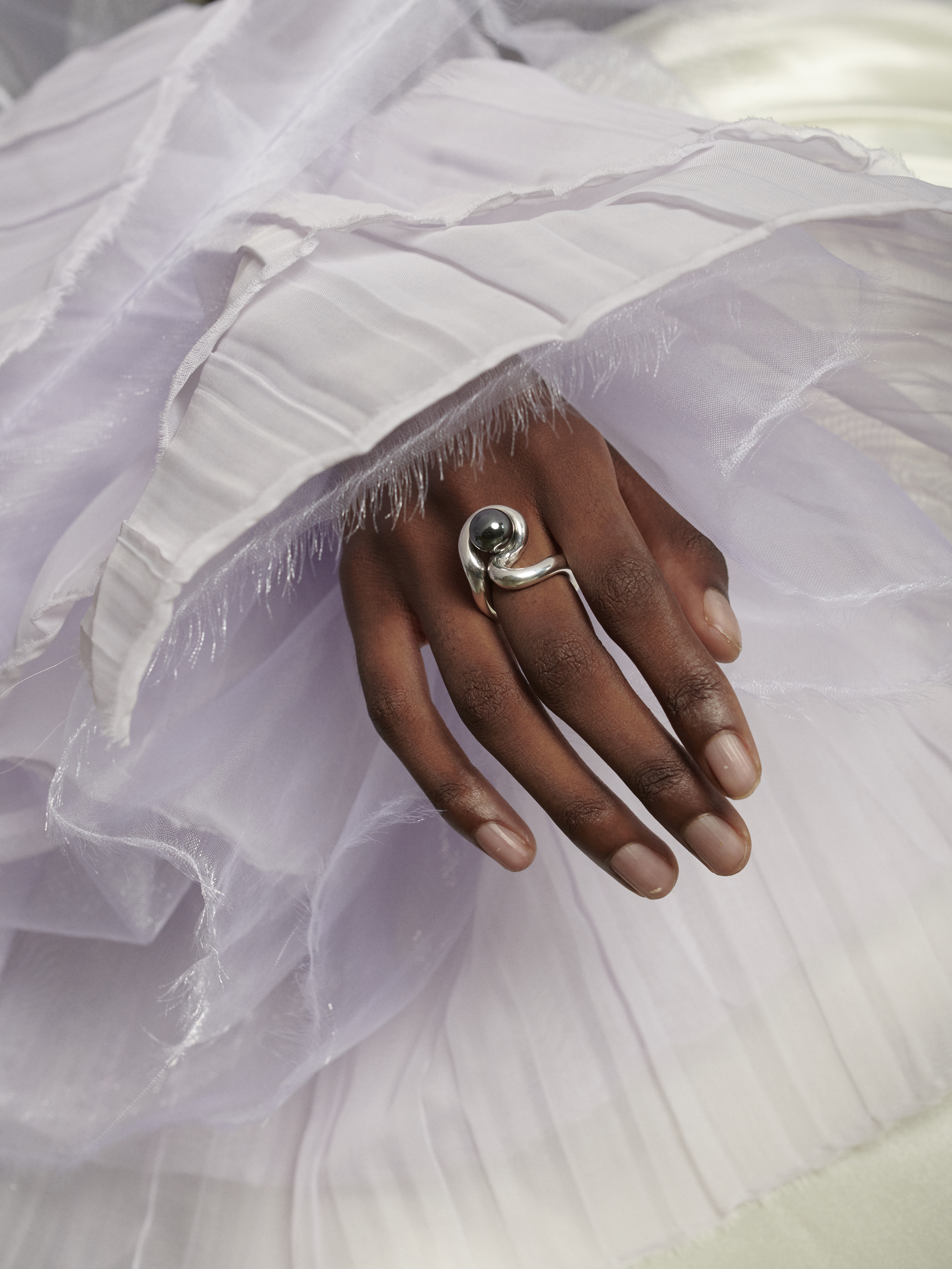 ONMODEL13 - serpentine ring - agathe.jpg