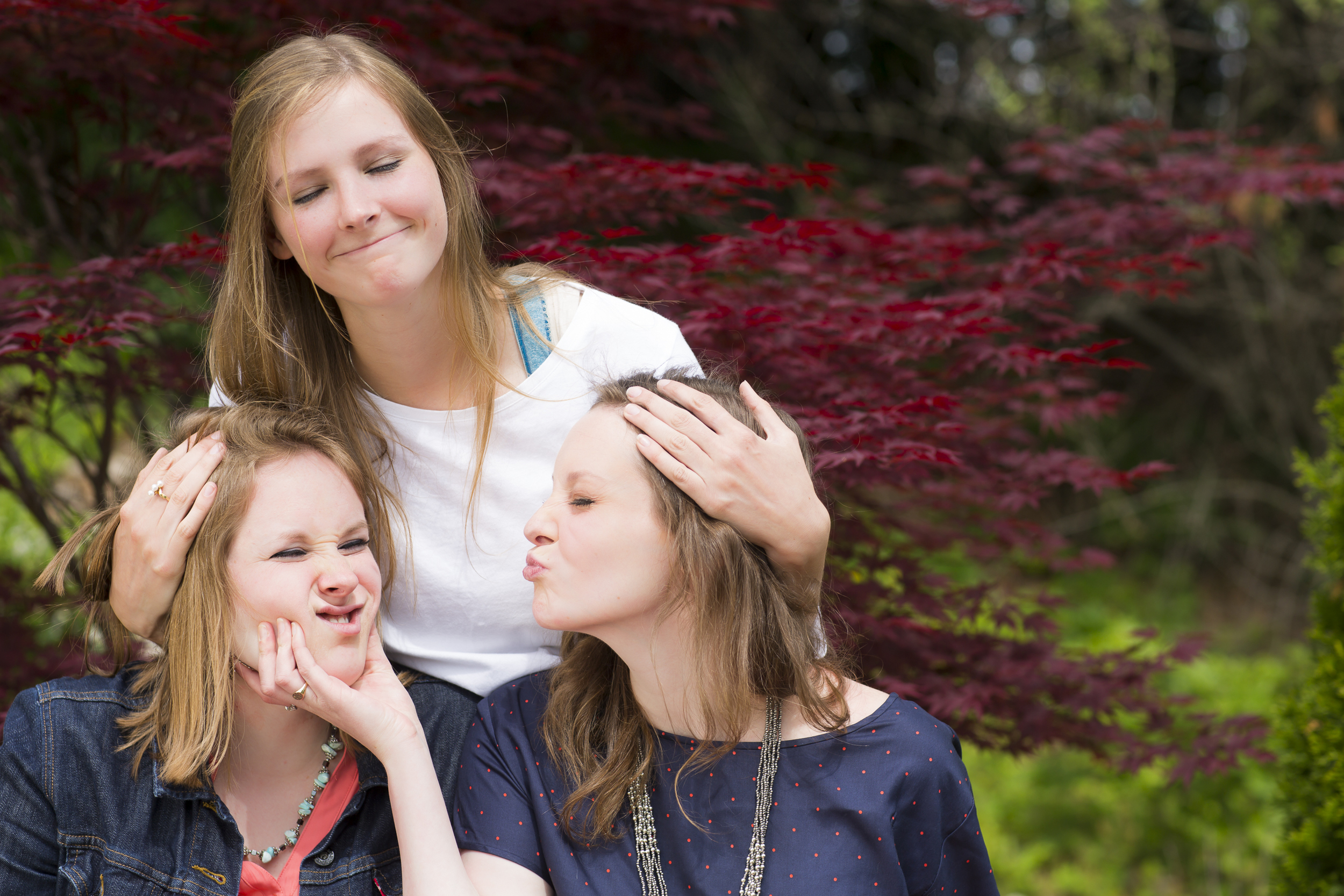 08 3 sisters family portrait outdoor session being super silly maple tree.jpg