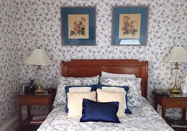 Got to fly back to my home state this week for a gig and stayed in the alumni house in Cortland. Totally digging this flower on flower look. If they found flower lamps shades and furniture, and I slept in flower pajamas, then it would have been truly perfect 😌 #cortlandny #sunycortland #alumnihouse #bigolhouses #flowerpower #floweronflower #flowermotif #flowerwallpaper #flowersfordays #iloveny