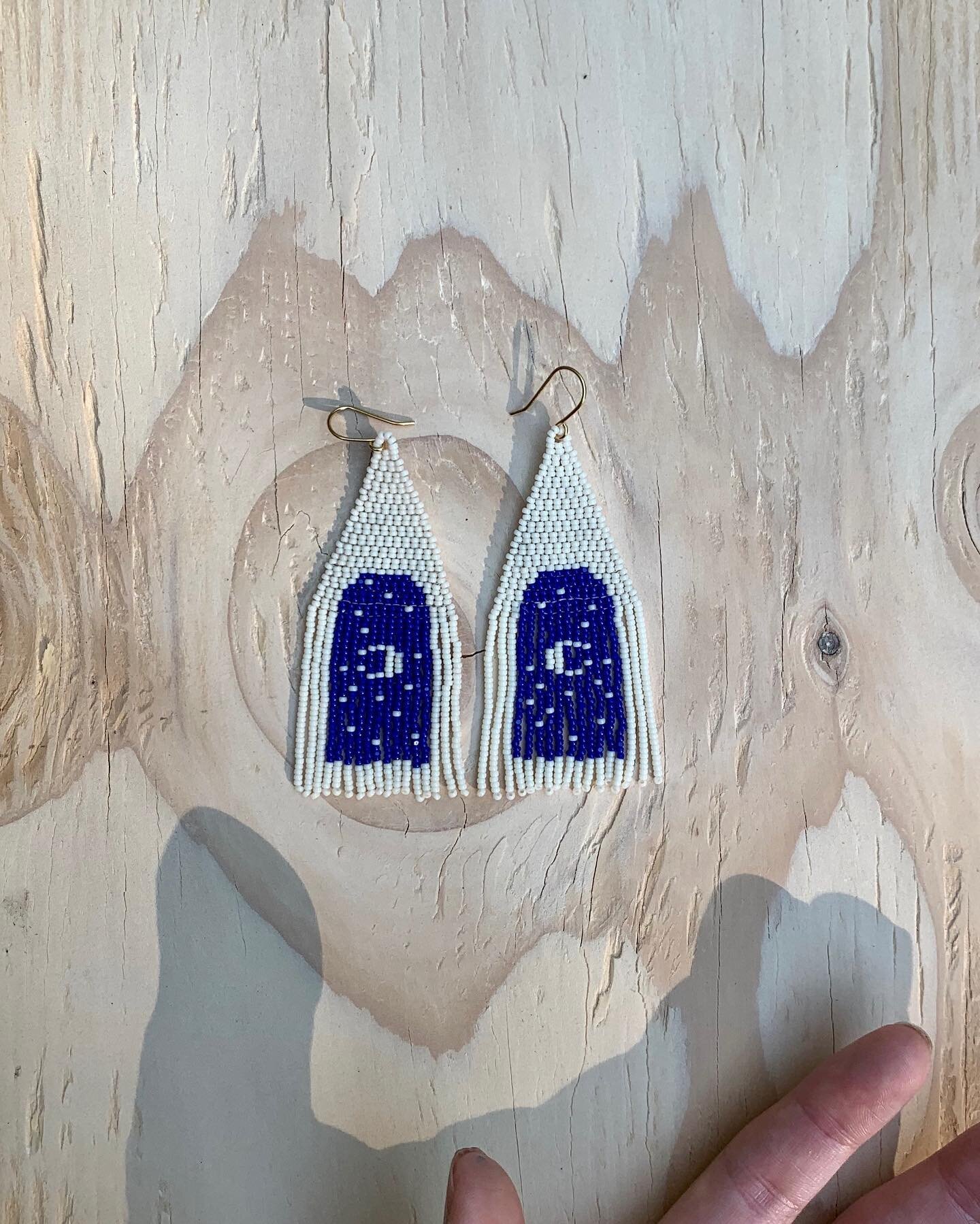 ✨Crescent 🌙 Portals 🕳✨
.
.
.
.
.
.
.
.
.
#beadedearrings #seedbeadjewelry #handmadejewelry #beadedjewelryofinstagram #beadedjewelry #handmadeearrings #beadwork #consciousliving #etsysellersofinstagram #artistsofinstagram #handmade #etsy #etsyseller