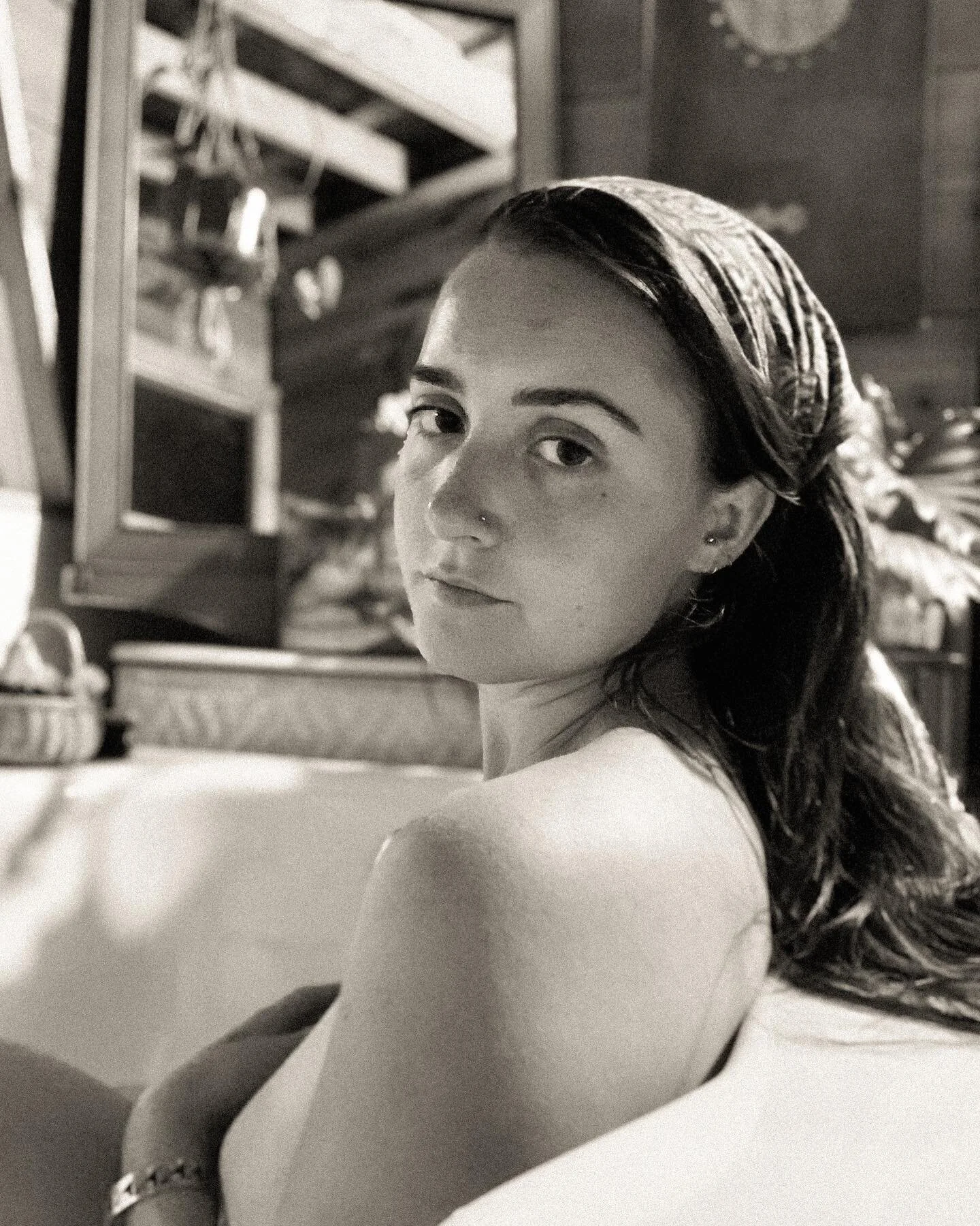 I have a tub!! anyone who knows me knows about my obsession with bathing. from the history, to my own personal practice, i&rsquo;m in love with it all 💧Whenever I move my first question is always, is there a tub? and this time I got so lucky. Swipe 