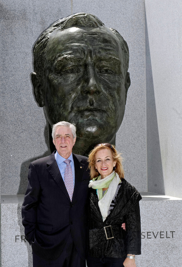 Australian Consul-General Phil Scanlan AM and Mrs. Julie Singer Scanlan at President Roosevelt's bust.