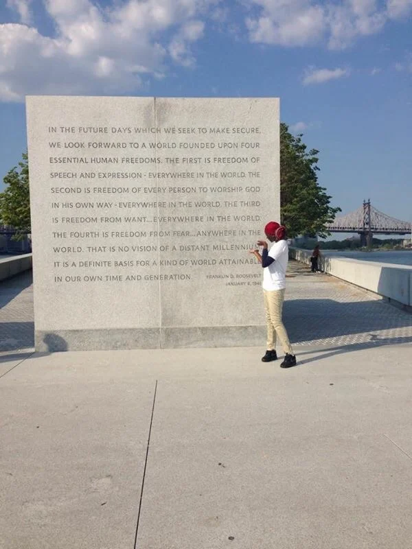 Fatima in front of the Four Freedoms inscription. 