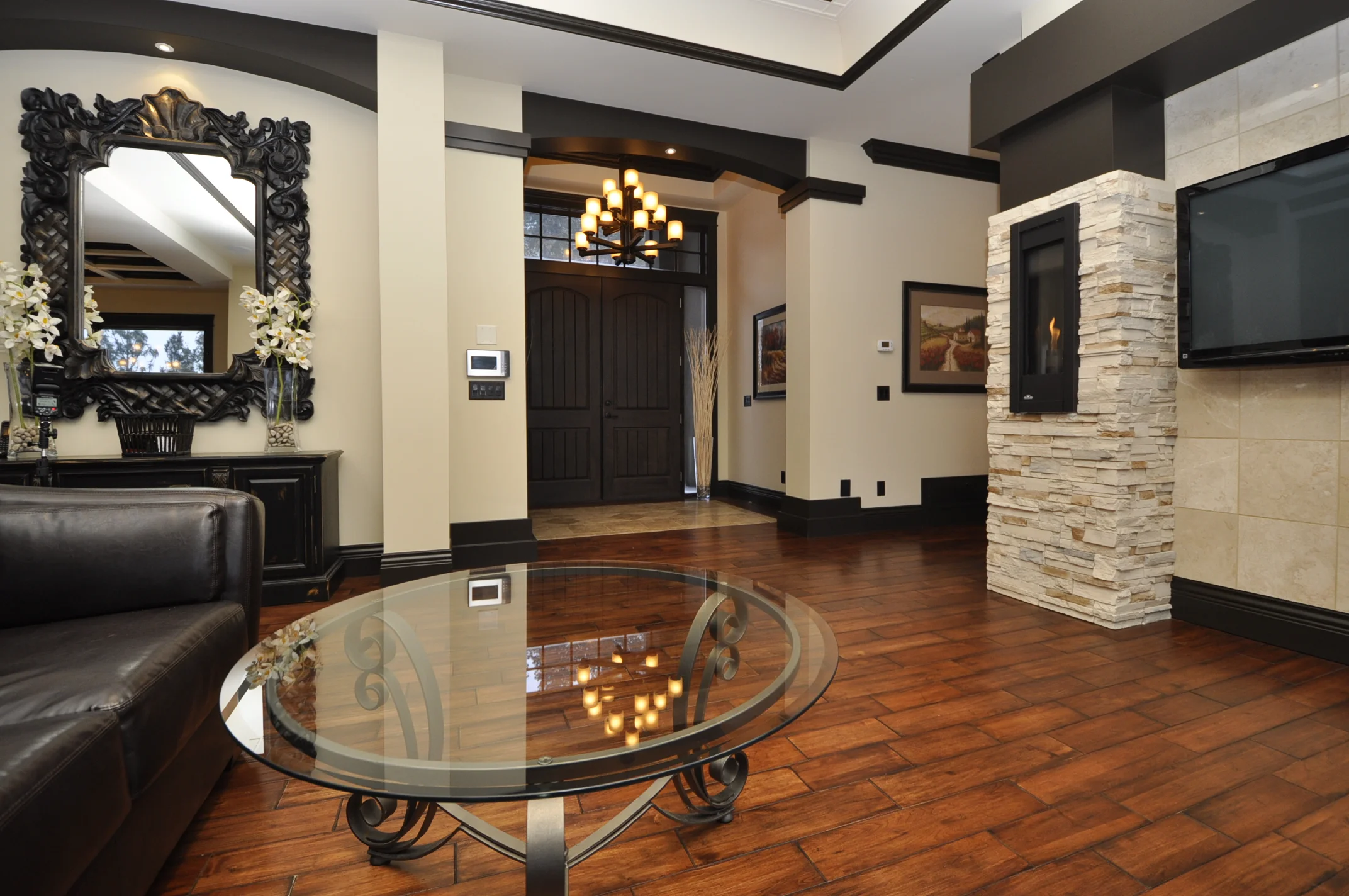 6 fireplaces add to the ambiance.