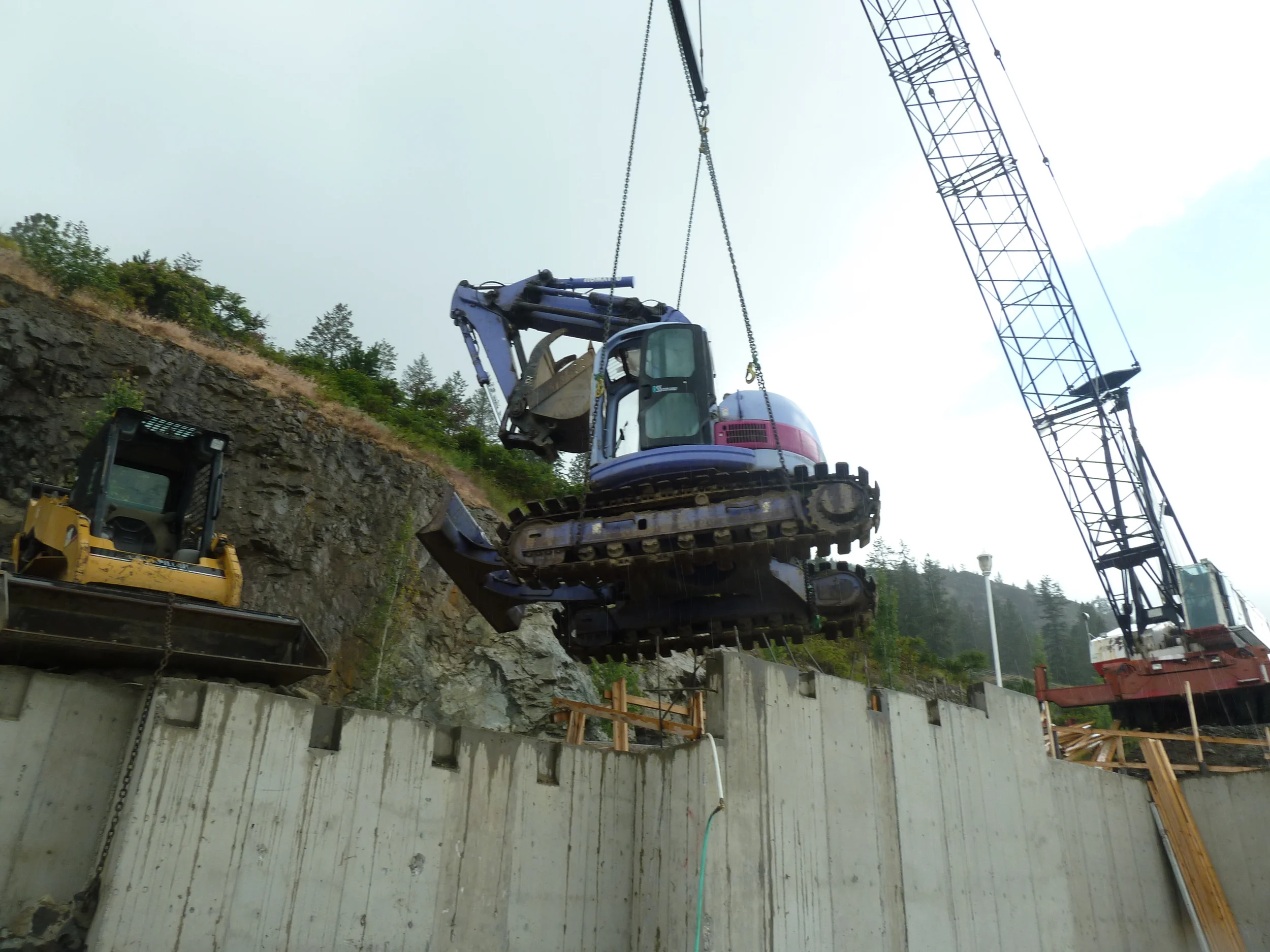  Pictured is a 120 ton conventional crane we had onsite for a year. It lifted our 29000 lb machine with ease. Our largest lifts were with a 55000 lb excavator. 