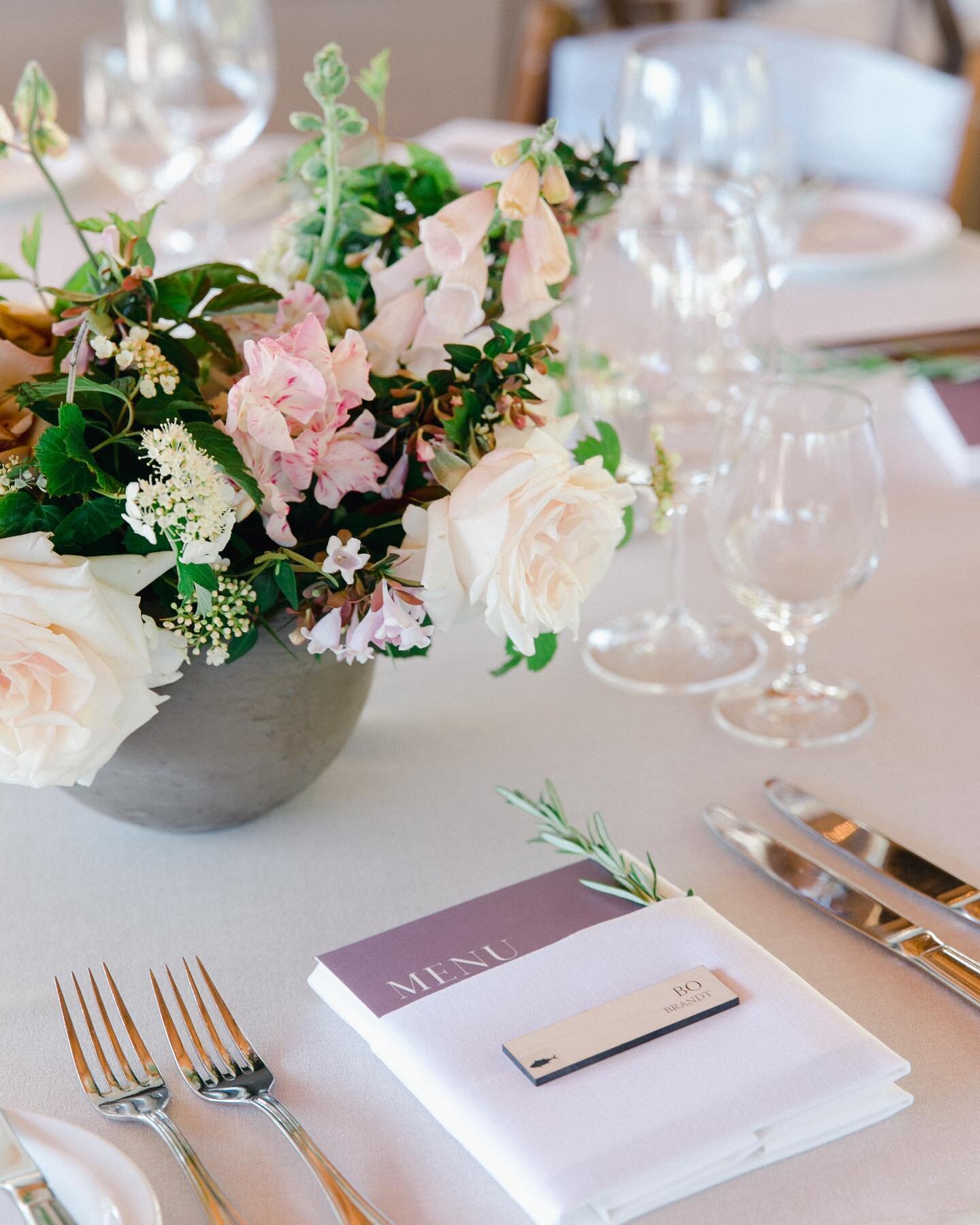 Gold has been a major trend the past few years, but we still love a classic silver moment like on this beautiful tabletop from last spring. 

Planner: @oohlalaweddings 
Photographer: @jasmineleephoto 
Venue: @brcohn 
Caterer: @elainebellcatering 
Mus