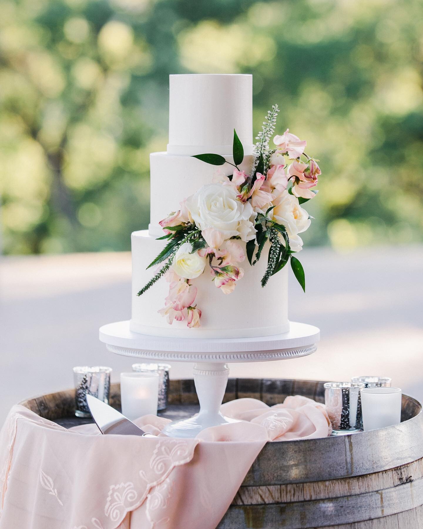 Sleek &amp; sweet 🍰

Planner: @oohlalaweddings 
Photographer: @jasmineleephoto 
Venue: @brcohn 
Caterer: @elainebellcatering 
Music: @boutiquedjs 
Videographer: @kevinchinphotog 
Florist: @jenniflorasonoma 
Cake: @flourandbloomcakes 
Hair &amp; Make